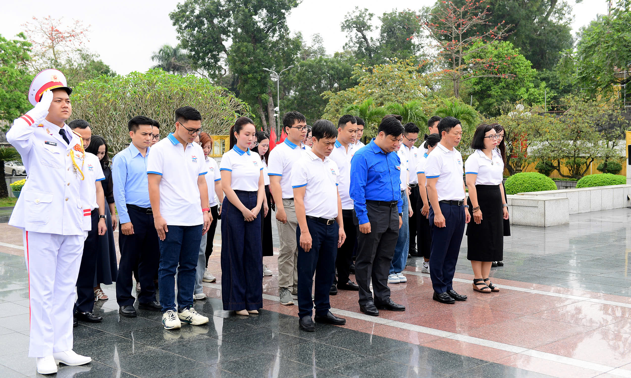 Ca sĩ H&ograve;a Minzy c&ugrave;ng c&aacute;c Gương mặt trẻ Việt Nam ti&ecirc;u biểu b&aacute;o c&ocirc;ng d&acirc;ng B&aacute;c - Ảnh 6.