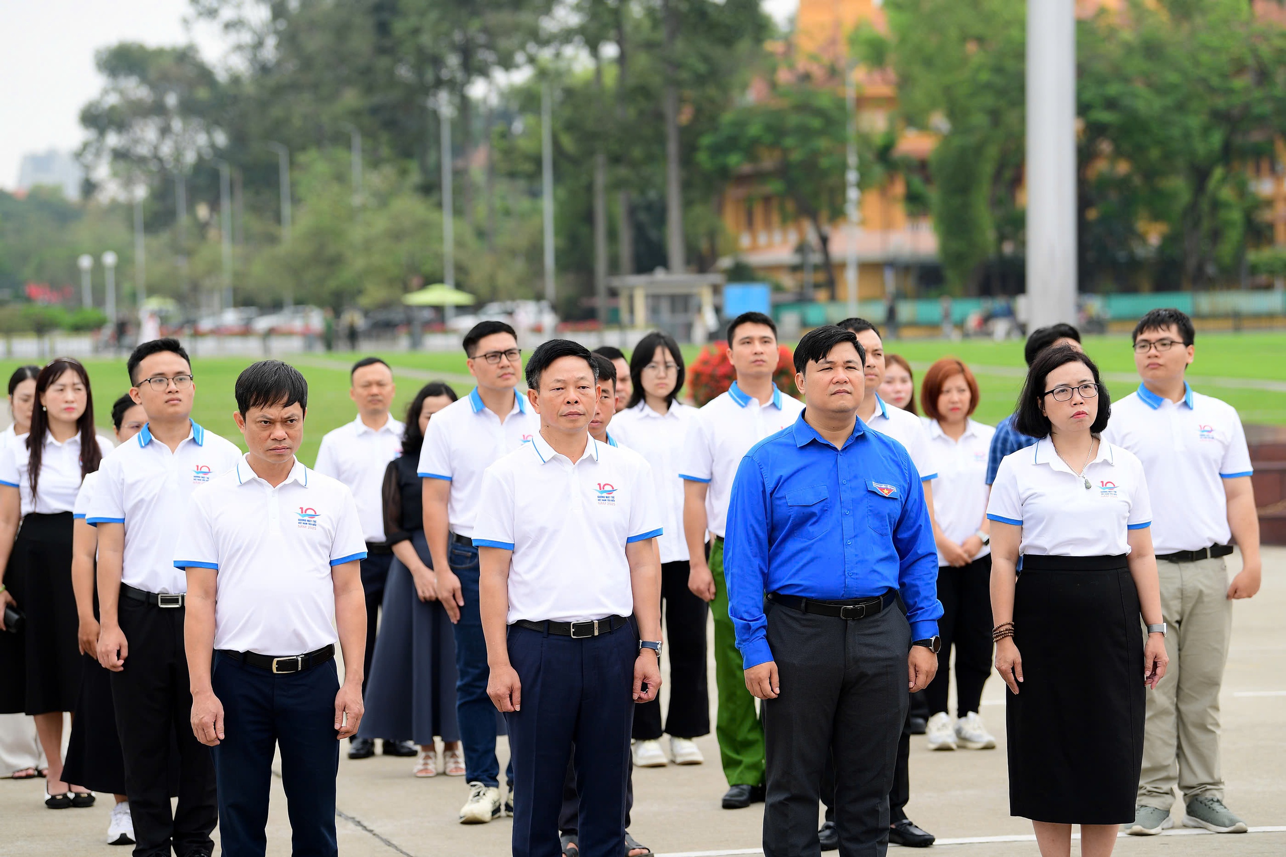 Ca sĩ H&ograve;a Minzy c&ugrave;ng c&aacute;c Gương mặt trẻ Việt Nam ti&ecirc;u biểu b&aacute;o c&ocirc;ng d&acirc;ng B&aacute;c - Ảnh 4.