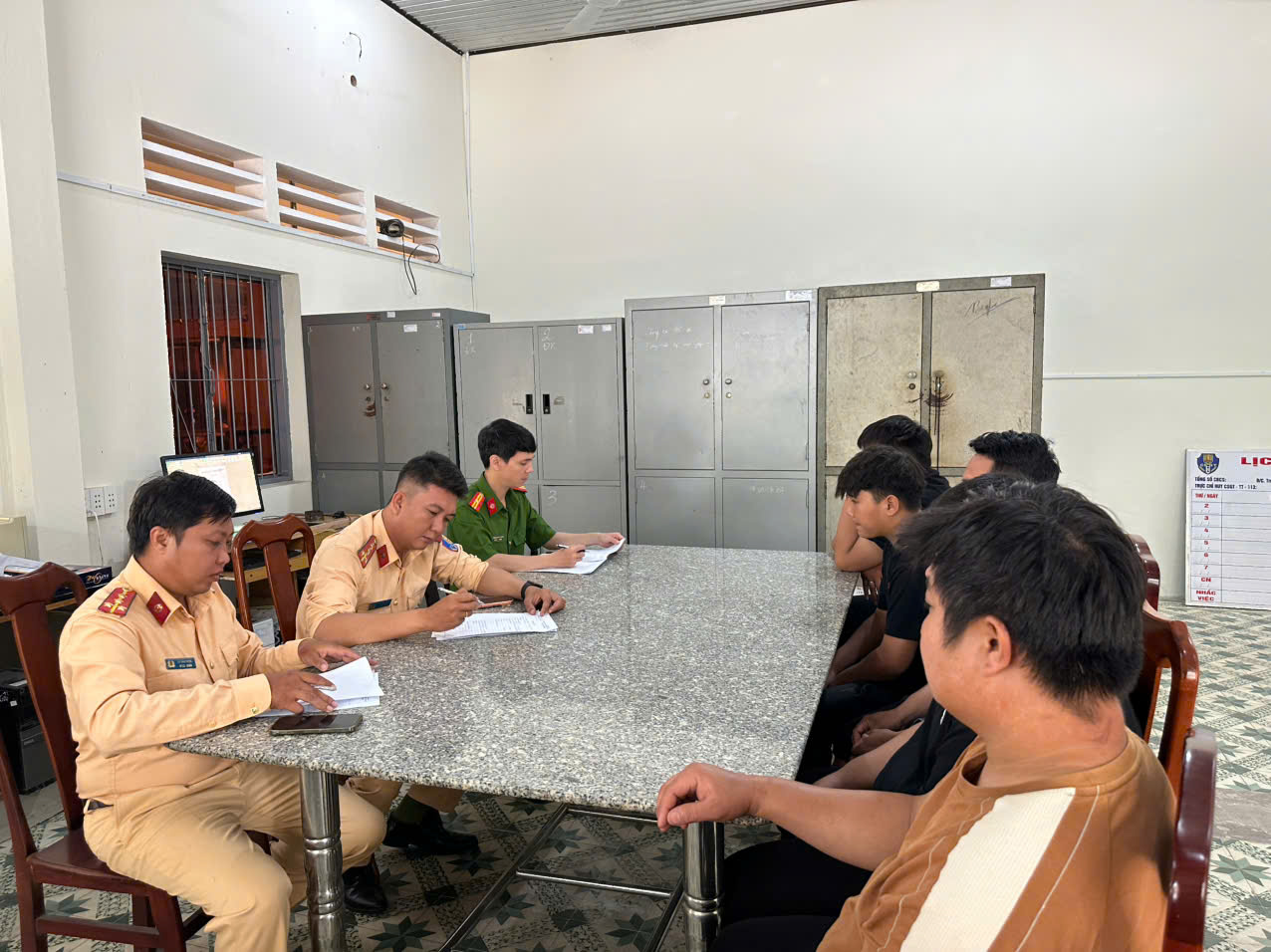 Xử lý nhóm thiếu niên ‘bốc đầu’ xe máy, quay clip đăng mạng xã hội - Ảnh 2.