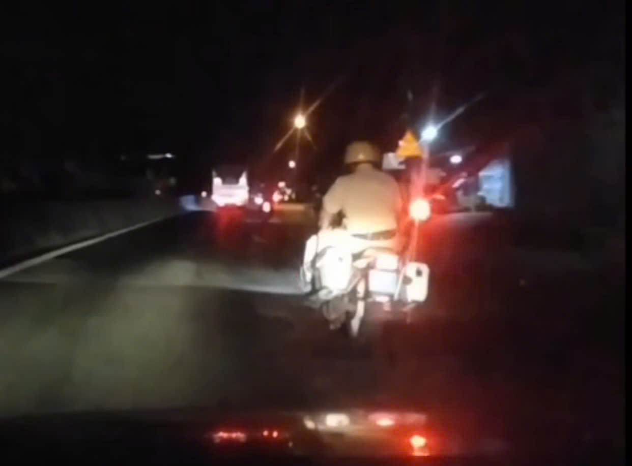 CSGT Tây Ninh mở đường đưa người phụ nữ nghi bị tai biến đi cấp cứu kịp thời - Ảnh 1.