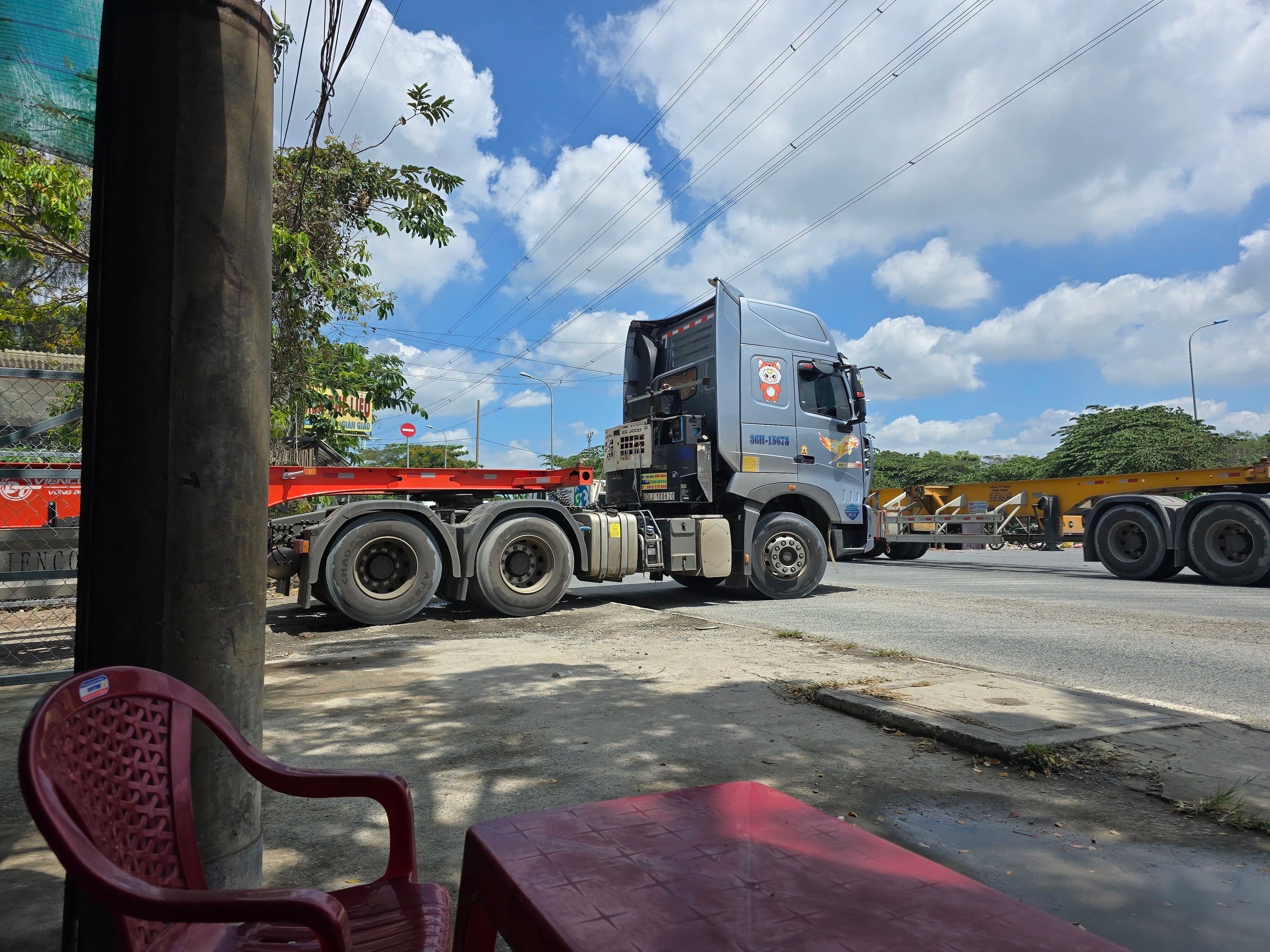 Xử phạt bãi xe đường Võ Chí Công: Buộc tháo dỡ, không cấp điểm kinh doanh - Ảnh 2.