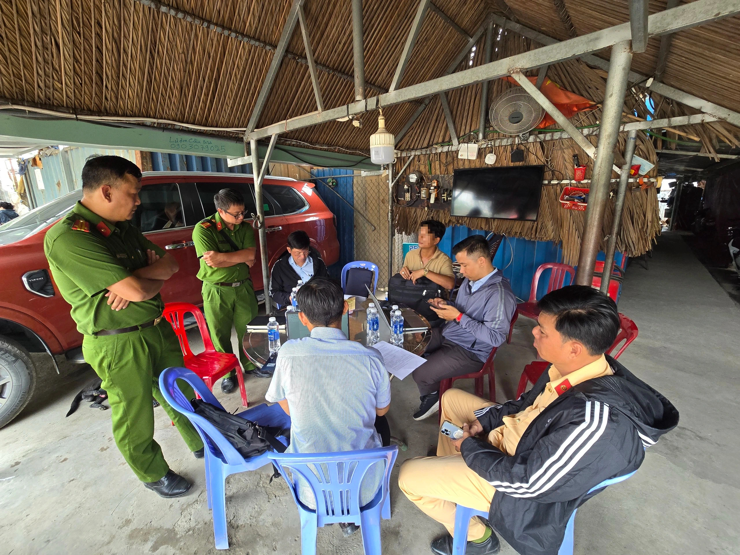 Xử phạt bãi xe đường Võ Chí Công: Buộc tháo dỡ, không cấp điểm kinh doanh - Ảnh 1.