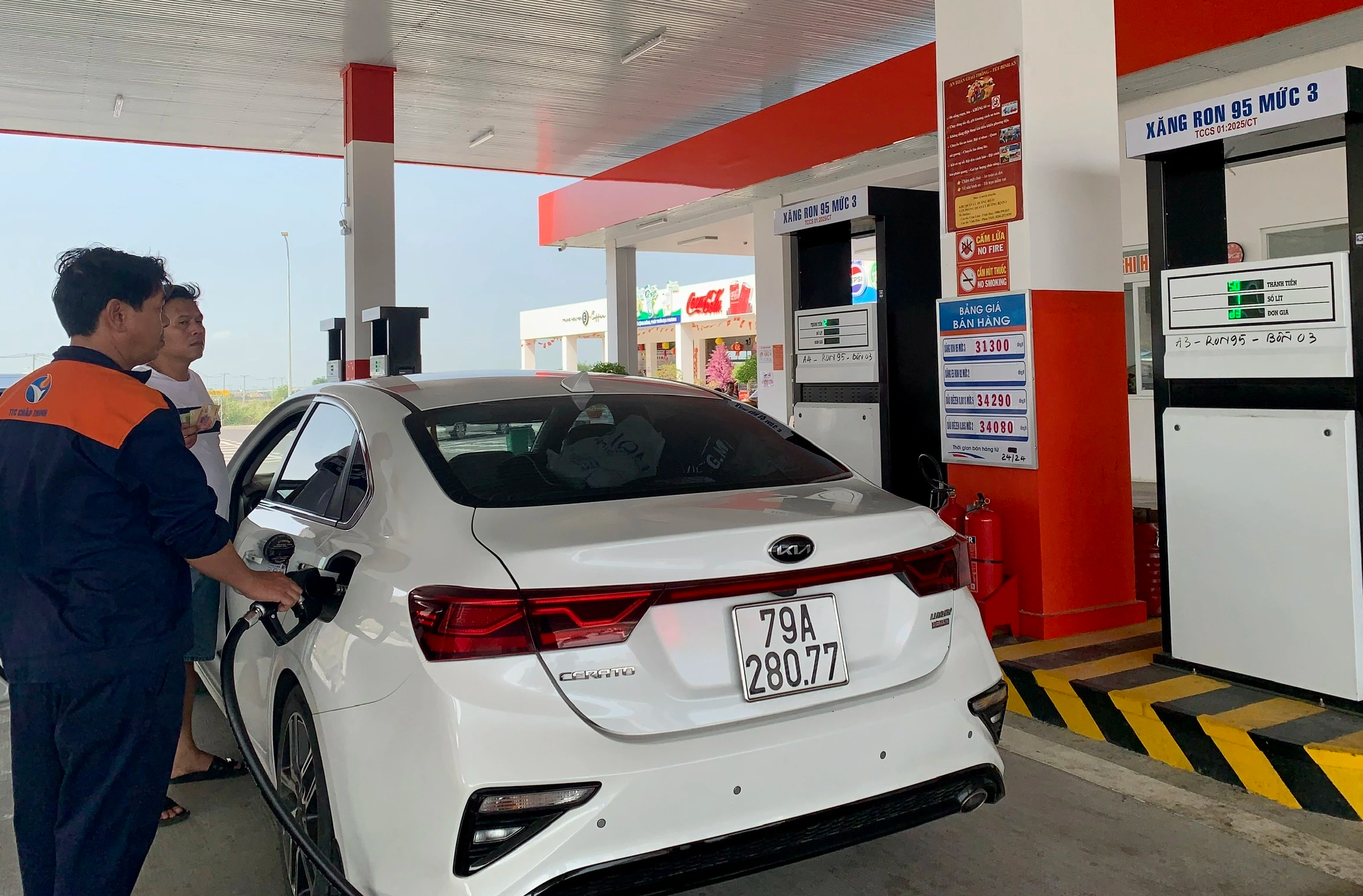 Đã chi gần 5.000 tỉ đồng để bình ổn giá xăng dầu- Ảnh 1.