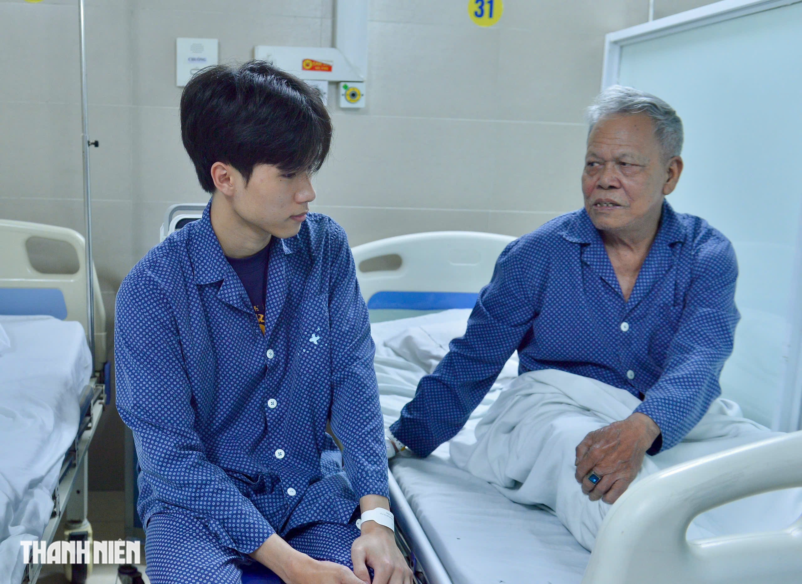 Nam sinh x&ocirc;ng v&agrave;o đ&aacute;m ch&aacute;y cứu 5 người ở H&agrave; Nội: 'T&ocirc;i kh&ocirc;ng phải người h&ugrave;ng'- Ảnh 3.