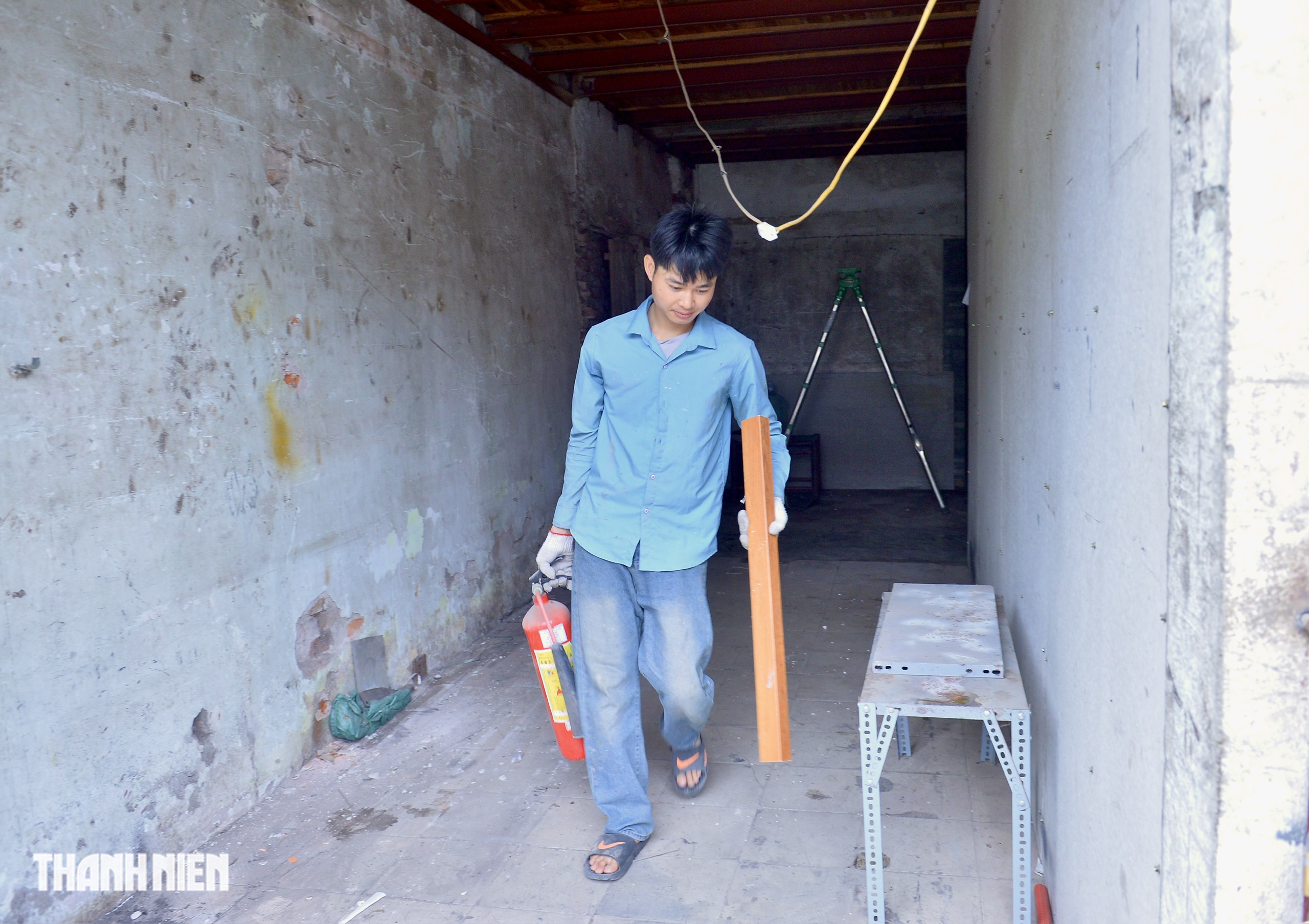 Gặp người thợ nh&ocirc;m sắt d&ugrave;ng ch&acirc;n gi&agrave;n gi&aacute;o ph&aacute; m&aacute;i t&ocirc;n &lsquo;mở đường sống&rsquo; cho 7 người- Ảnh 6.