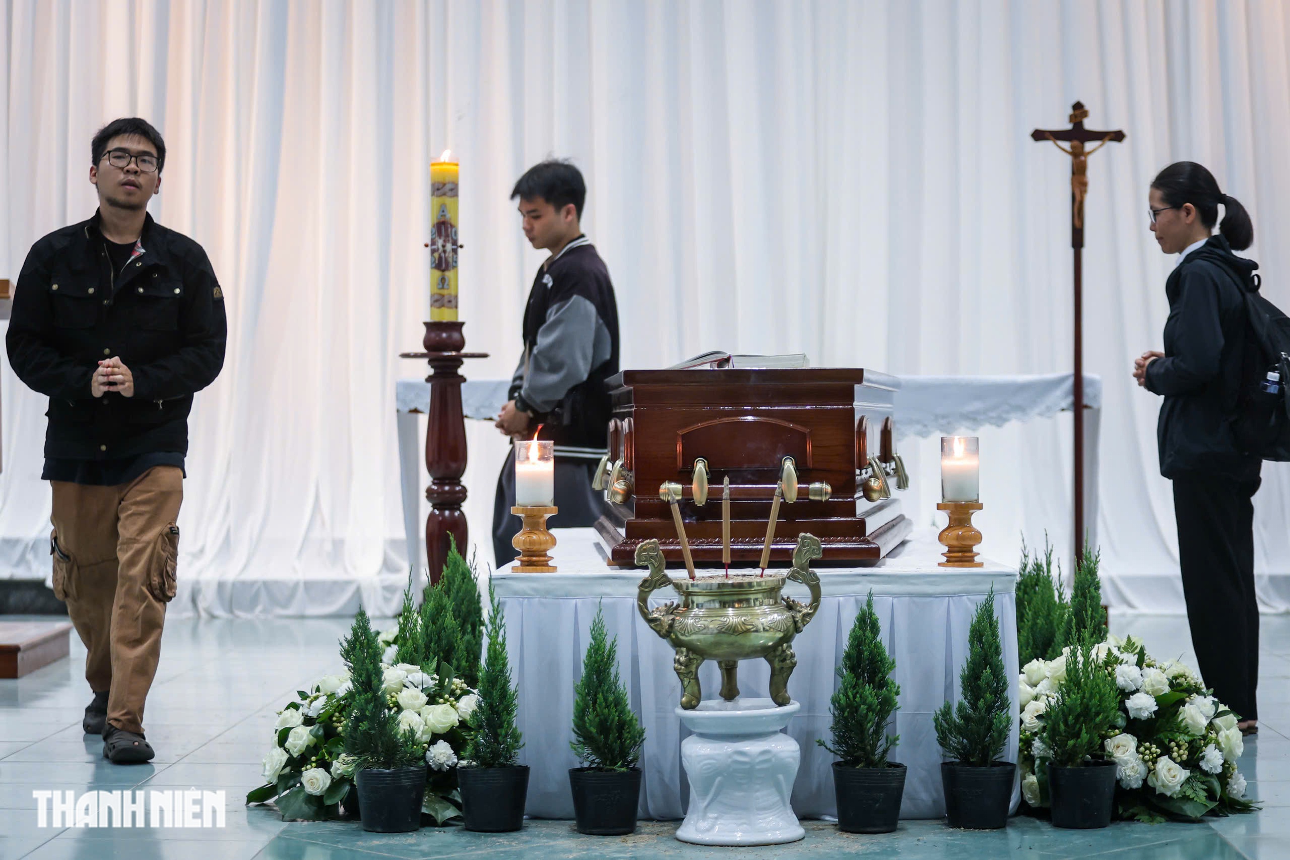 Gi&aacute;o d&acirc;n đến viếng Đức Hồng y Gioan Baotixita Phạm Minh Mẫn- Ảnh 3.