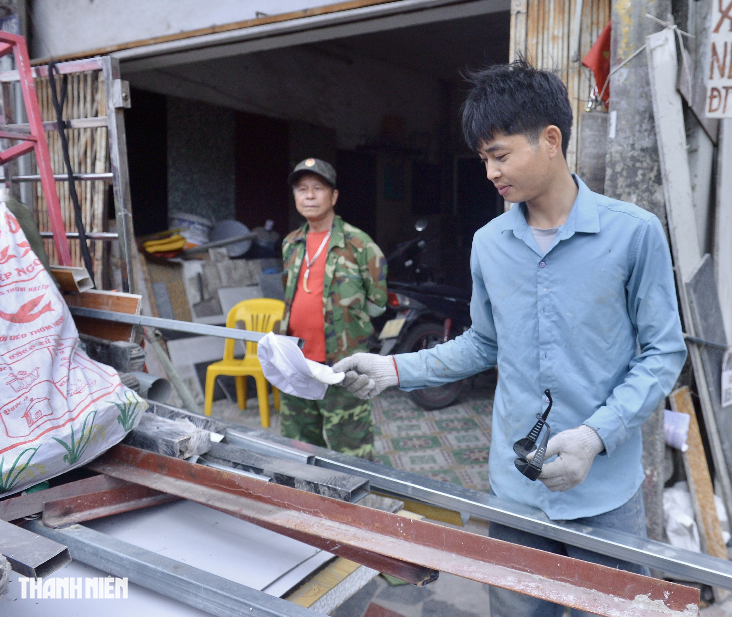 Gặp người thợ nh&ocirc;m sắt d&ugrave;ng ch&acirc;n gi&agrave;n gi&aacute;o ph&aacute; m&aacute;i t&ocirc;n &lsquo;mở đường sống&rsquo; cho 7 người- Ảnh 5.