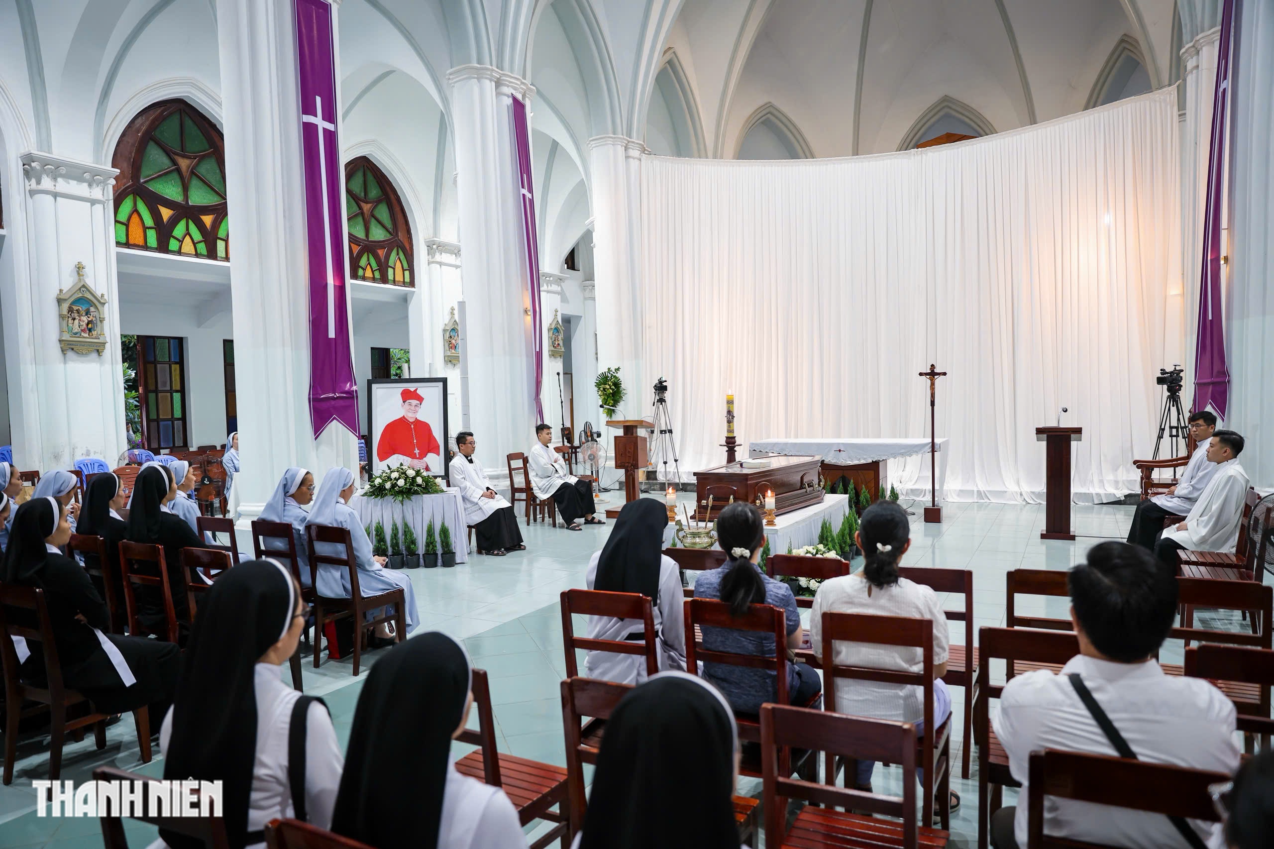 Gi&aacute;o d&acirc;n đến viếng Đức Hồng y Gioan Baotixita Phạm Minh Mẫn- Ảnh 6.