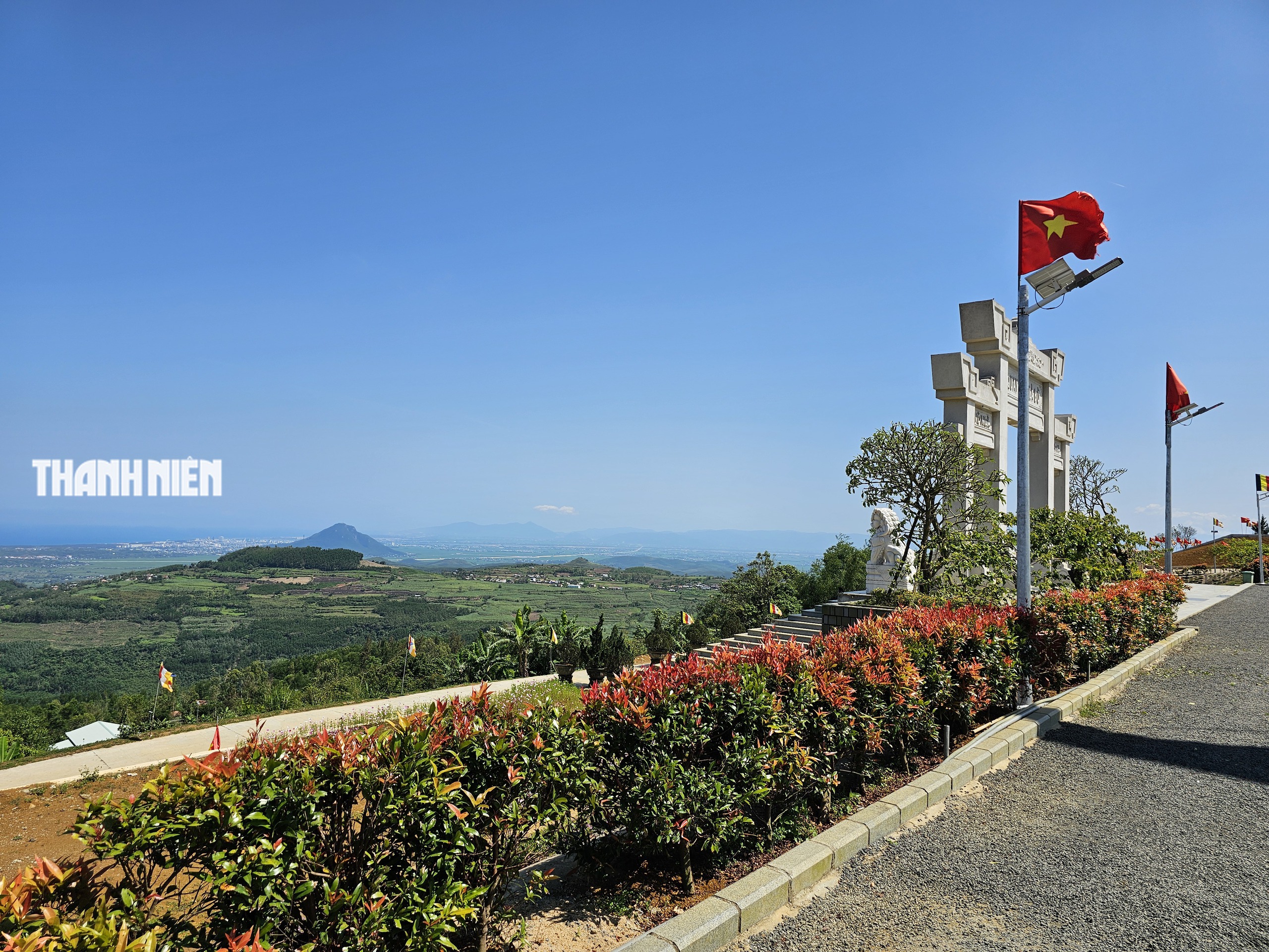 Thiền viện Tr&uacute;c l&acirc;m Ph&uacute; Y&ecirc;n tr&ecirc;n n&uacute;i cao 400 m: Nh&igrave;n trọn n&uacute;i Ch&oacute;p Ch&agrave;i v&agrave; biển Tuy H&ograve;a- Ảnh 5.