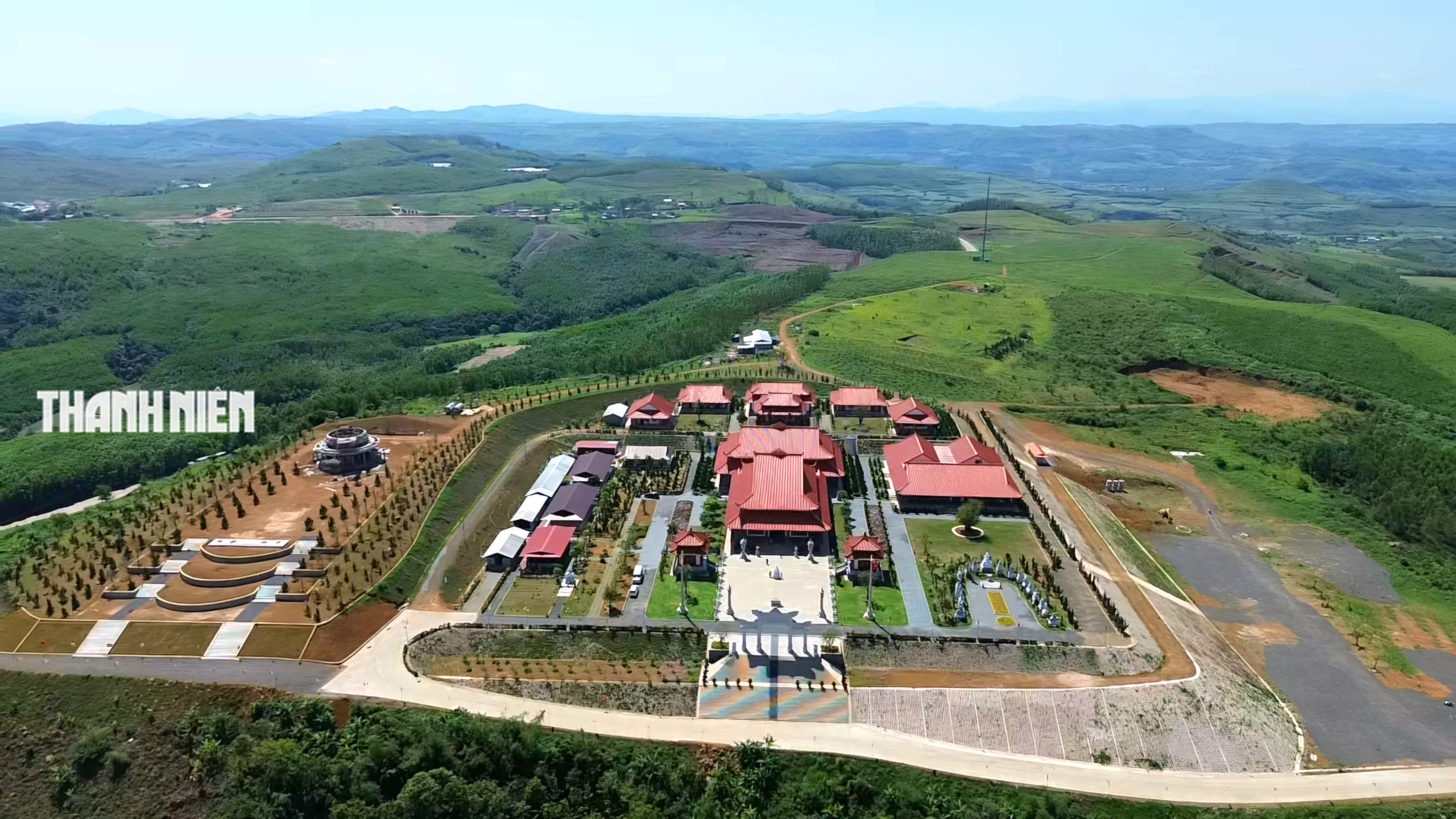 Thiền viện Tr&uacute;c l&acirc;m Ph&uacute; Y&ecirc;n tr&ecirc;n n&uacute;i cao 400 m: Nh&igrave;n trọn n&uacute;i Ch&oacute;p Ch&agrave;i v&agrave; biển Tuy H&ograve;a- Ảnh 4.