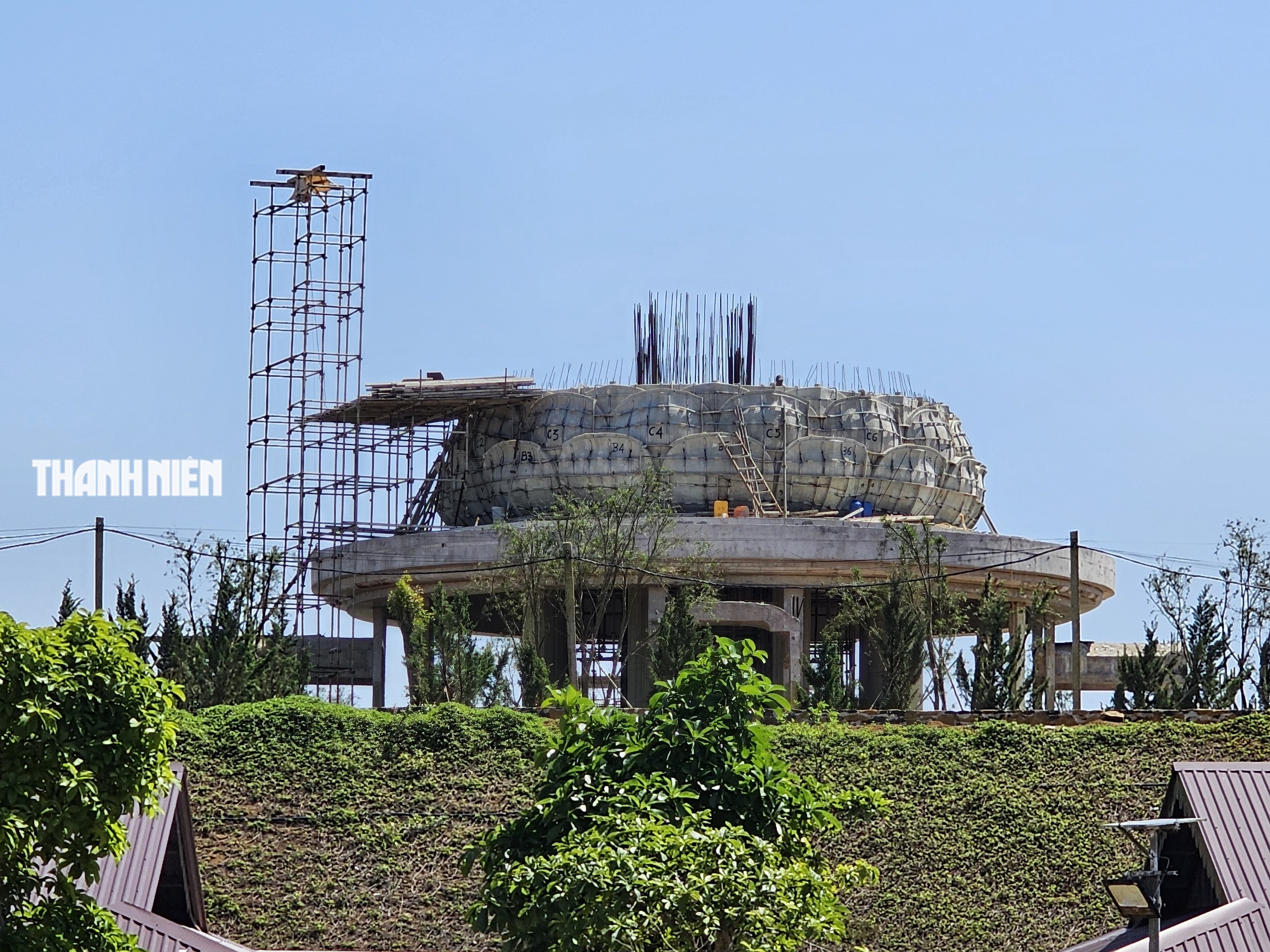 Thiền viện Tr&uacute;c l&acirc;m Ph&uacute; Y&ecirc;n tr&ecirc;n n&uacute;i cao 400 m: Nh&igrave;n trọn n&uacute;i Ch&oacute;p Ch&agrave;i v&agrave; biển Tuy H&ograve;a- Ảnh 9.