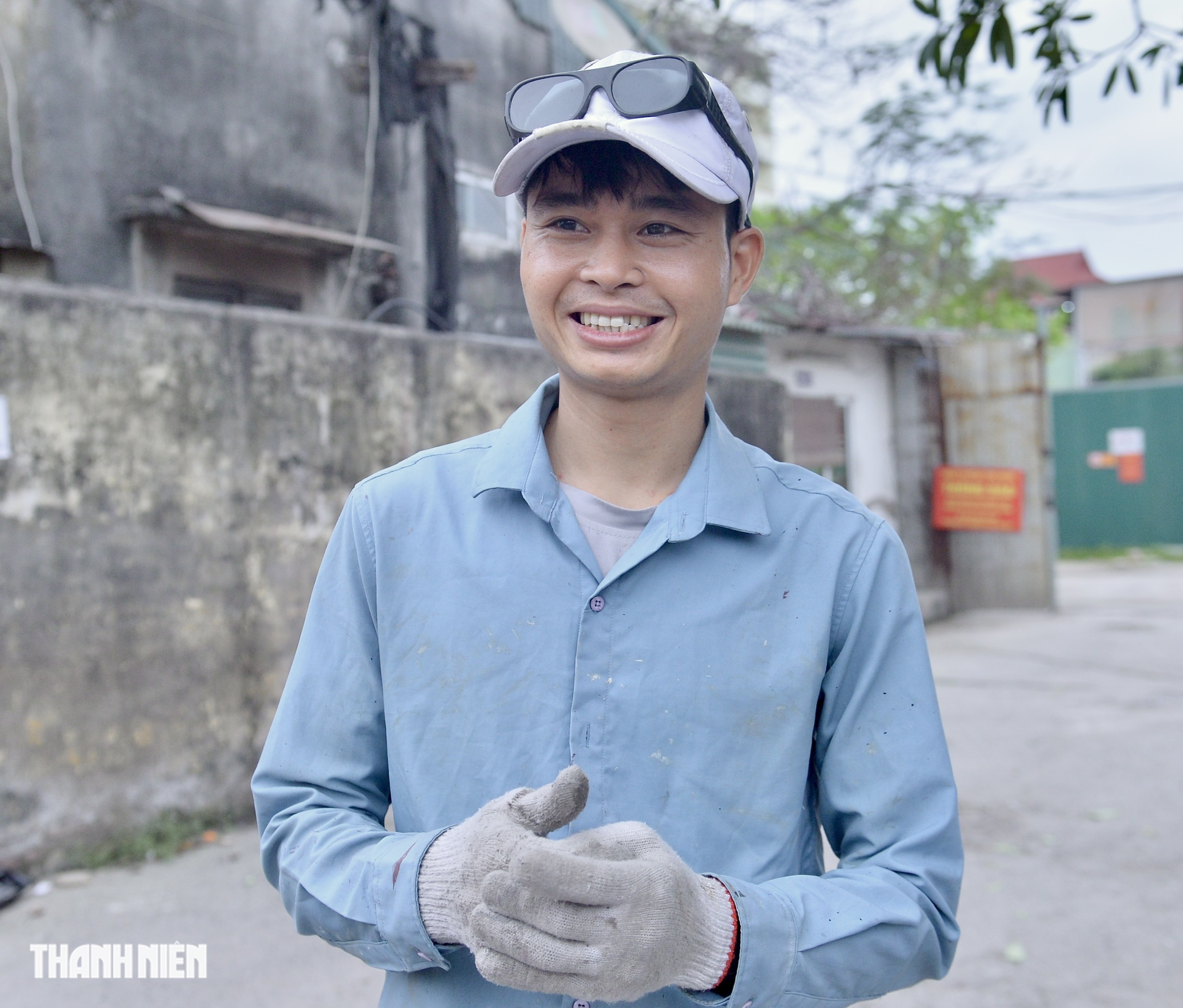 Gặp người thợ nh&ocirc;m sắt d&ugrave;ng ch&acirc;n gi&agrave;n gi&aacute;o ph&aacute; m&aacute;i t&ocirc;n &lsquo;mở đường sống&rsquo; cho 7 người- Ảnh 2.
