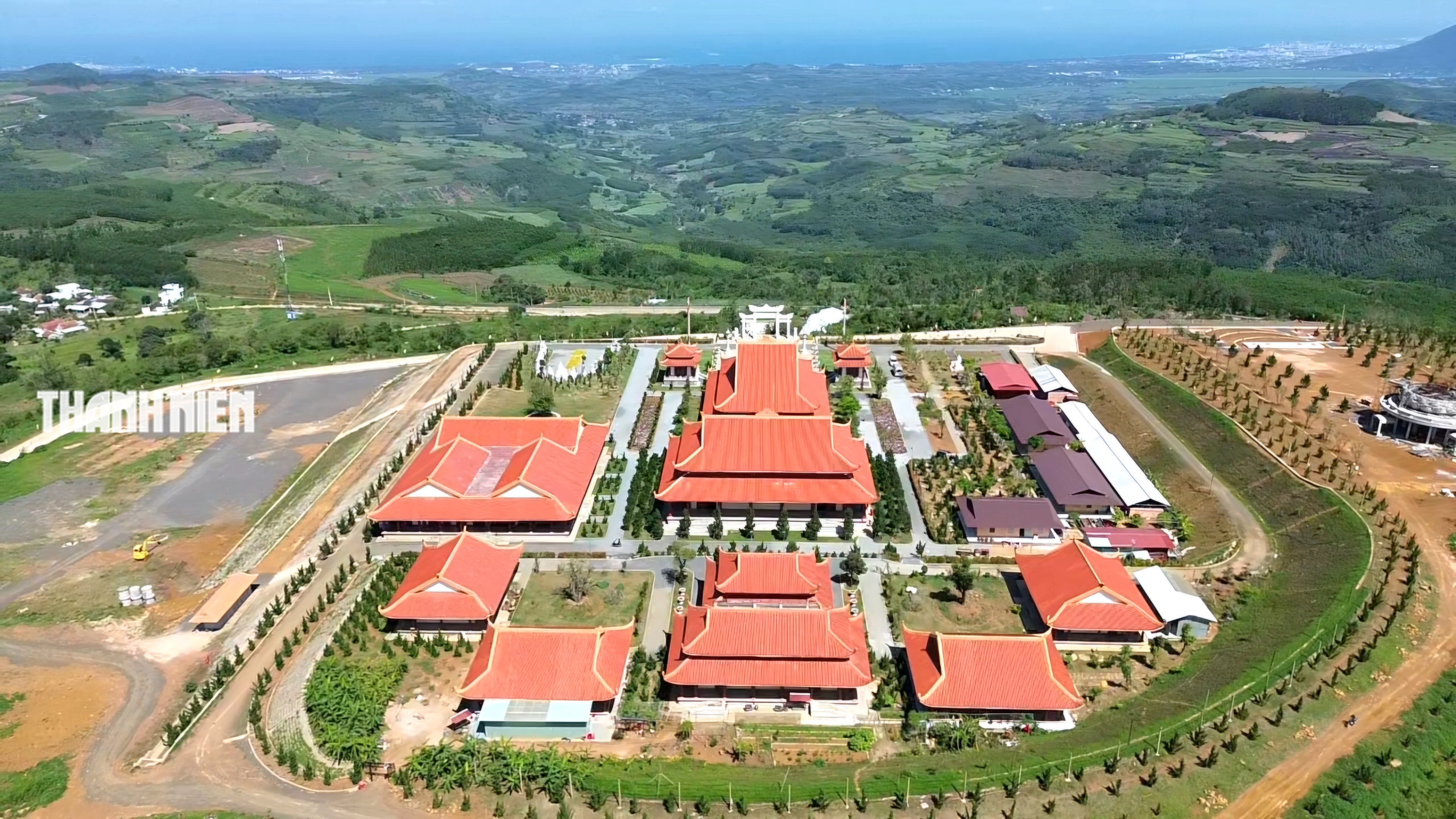 Thiền viện Tr&uacute;c l&acirc;m Ph&uacute; Y&ecirc;n tr&ecirc;n n&uacute;i cao 400 m: Nh&igrave;n trọn n&uacute;i Ch&oacute;p Ch&agrave;i v&agrave; biển Tuy H&ograve;a- Ảnh 1.