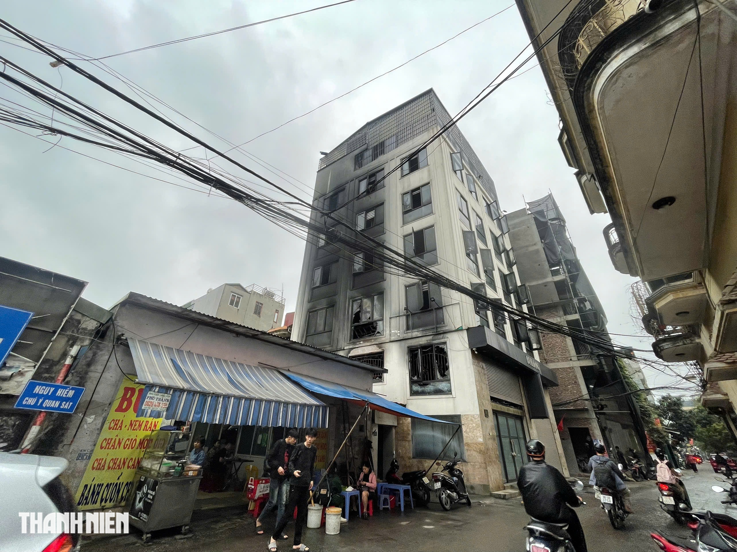 Nam sinh x&ocirc;ng v&agrave;o đ&aacute;m ch&aacute;y cứu 5 người ở H&agrave; Nội: 'T&ocirc;i kh&ocirc;ng phải người h&ugrave;ng'- Ảnh 1.