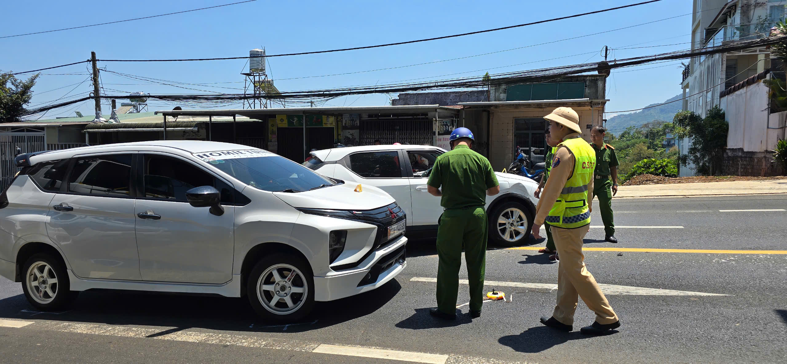 Mâu thuẫn gia đình, chồng đuổi theo, đập phá xe taxi giữa quốc lộ 20 - Ảnh 4.