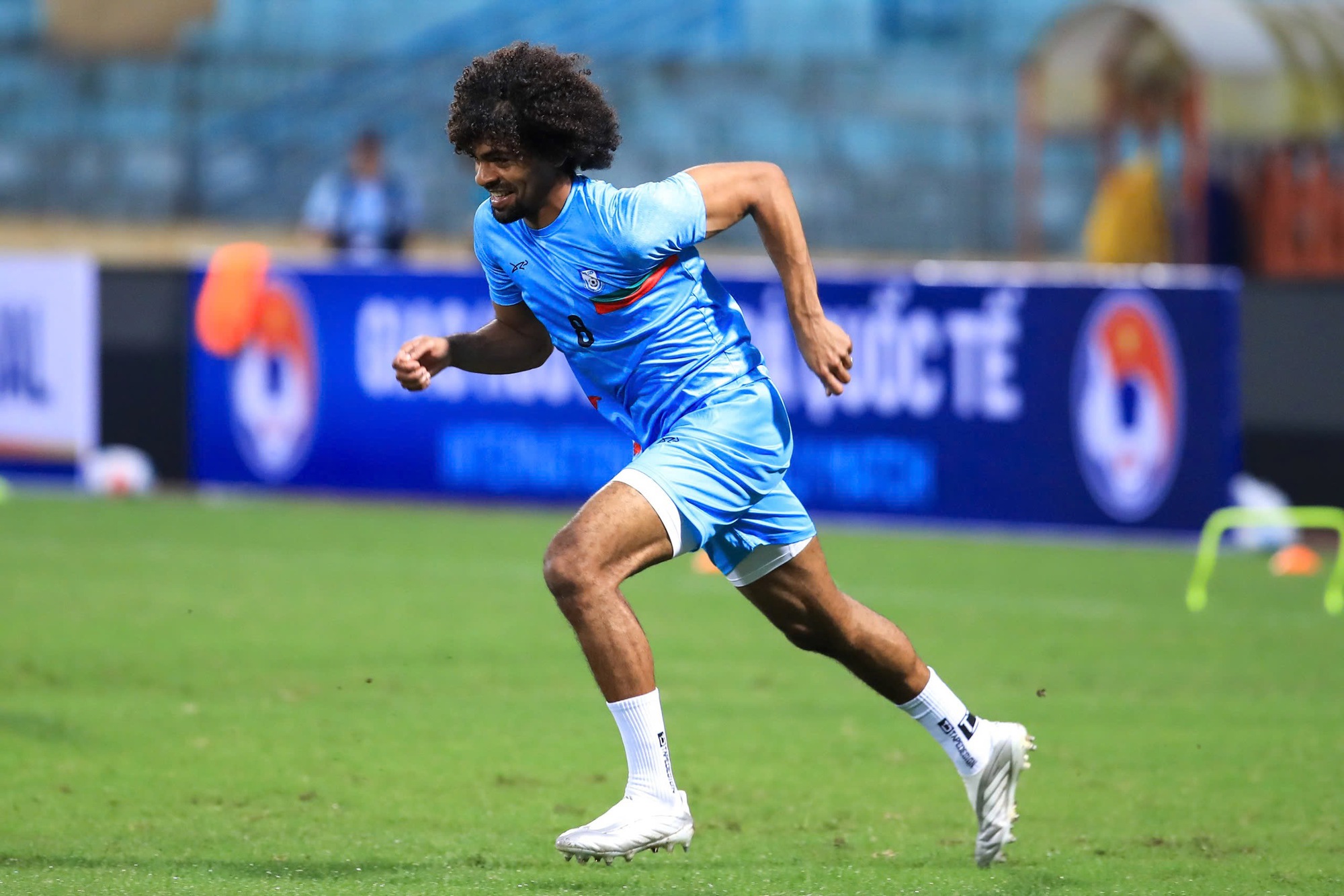 Ish-ylli i Premier League Hamza Choudhury përballet me Xuan Son në stadiumin Hang Day: Kush do të fitojë? - Foto 2. Cựu sao Ngoại hạng Anh Hamza Choudhury xuất hiện tại sân Hàng Đẫy, đối đầu Xuân Biri: Ai thắng ai?- Ảnh 2.