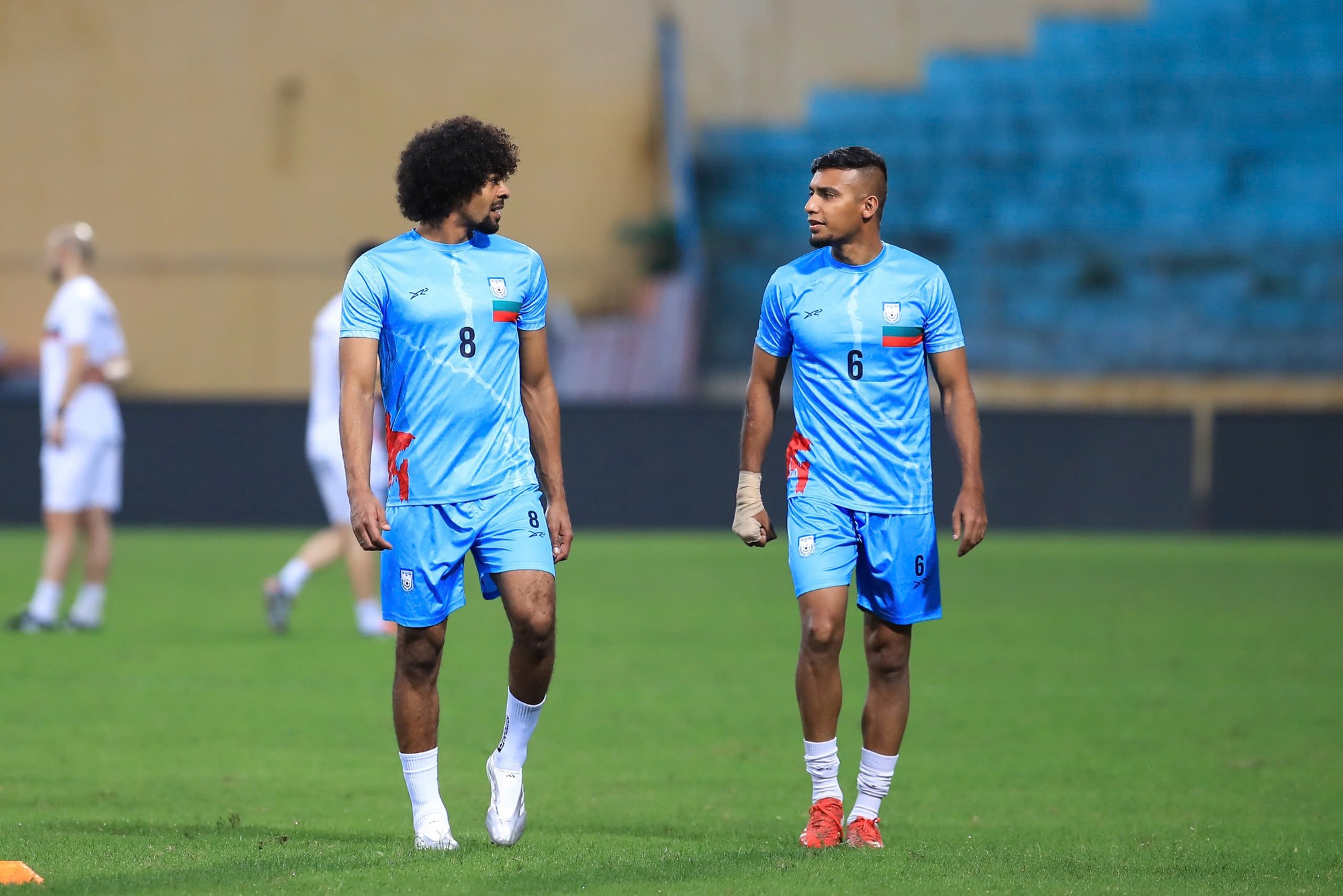 Ish-ylli i Premier League Hamza Choudhury përballet me Xuan Son në stadiumin Hang Day: Kush do të fitojë? - Foto 3. Cựu sao Ngoại hạng Anh Hamza Choudhury xuất hiện tại sân Hàng Đẫy, đối đầu Xuân Biri: Ai thắng ai?- Ảnh 3.