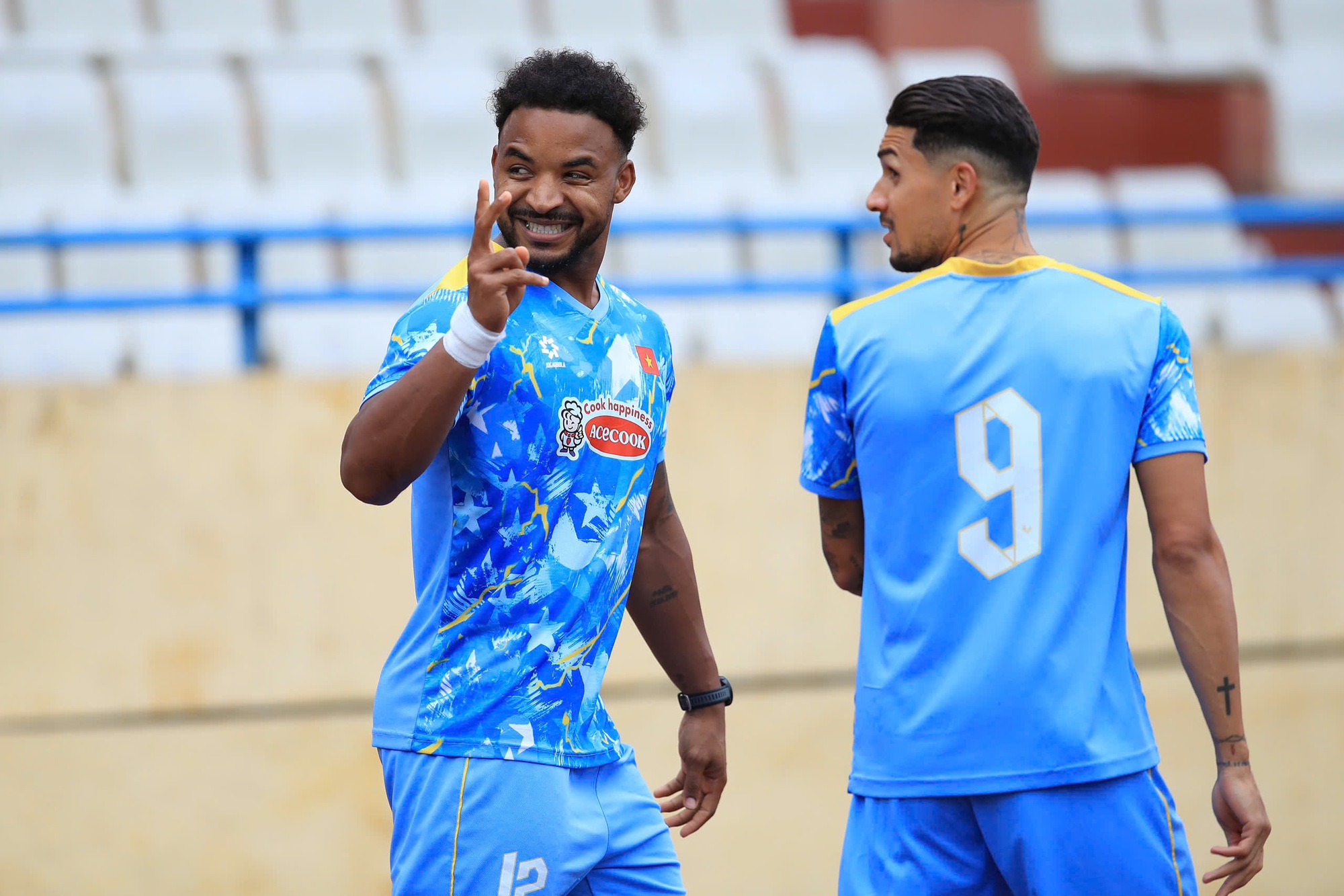 Ish-ylli i Premier League Hamza Choudhury përballet me Xuan Son në stadiumin Hang Day: Kush do të fitojë? - Foto 1. Cựu sao Ngoại hạng Anh Hamza Choudhury xuất hiện tại sân Hàng Đẫy, đối đầu Xuân Biri: Ai thắng ai?- Ảnh 1.