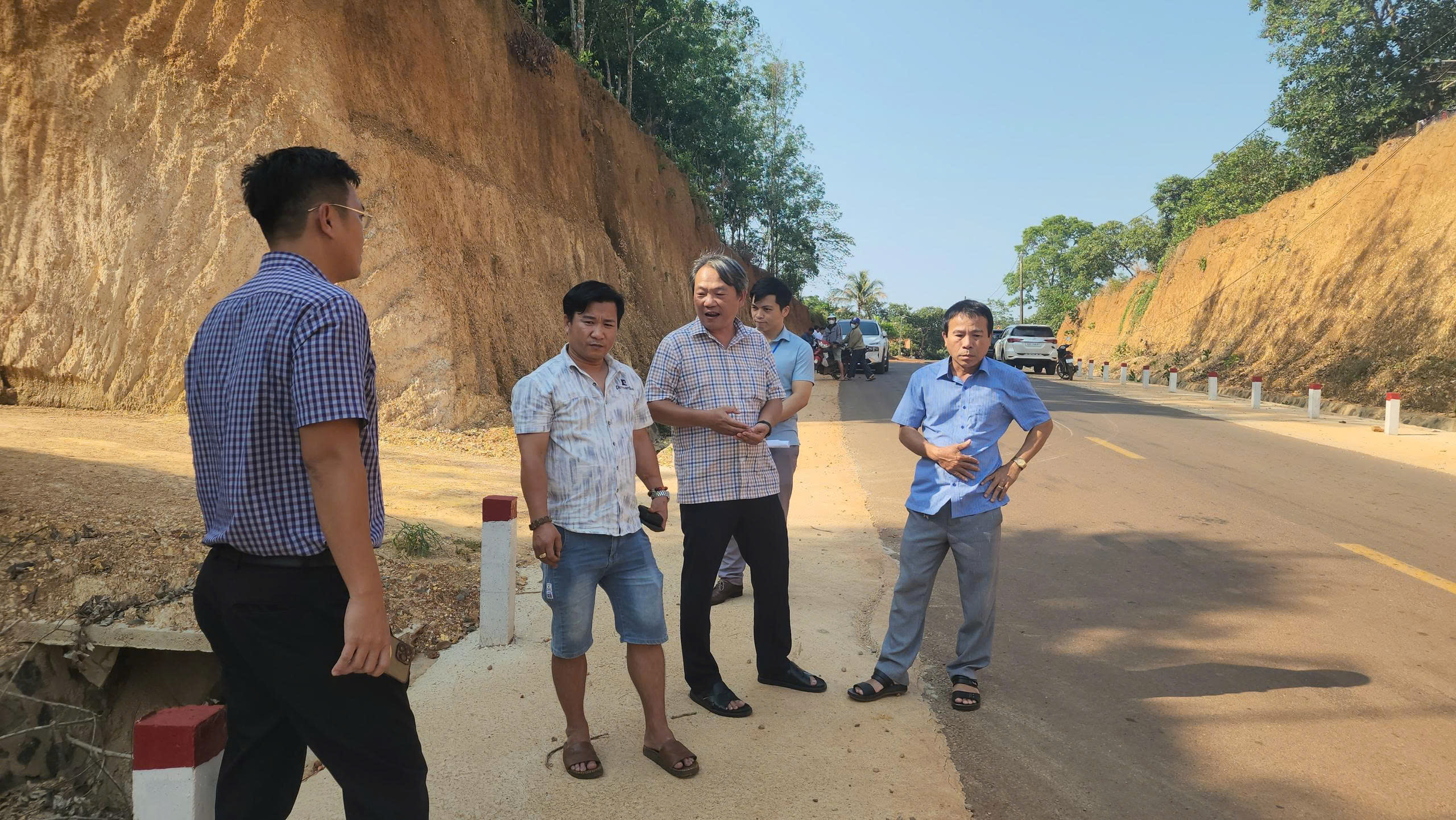 Kiểm tra thực tế vụ 'nhà dân chênh vênh bên mép vực sâu' - Ảnh 1.