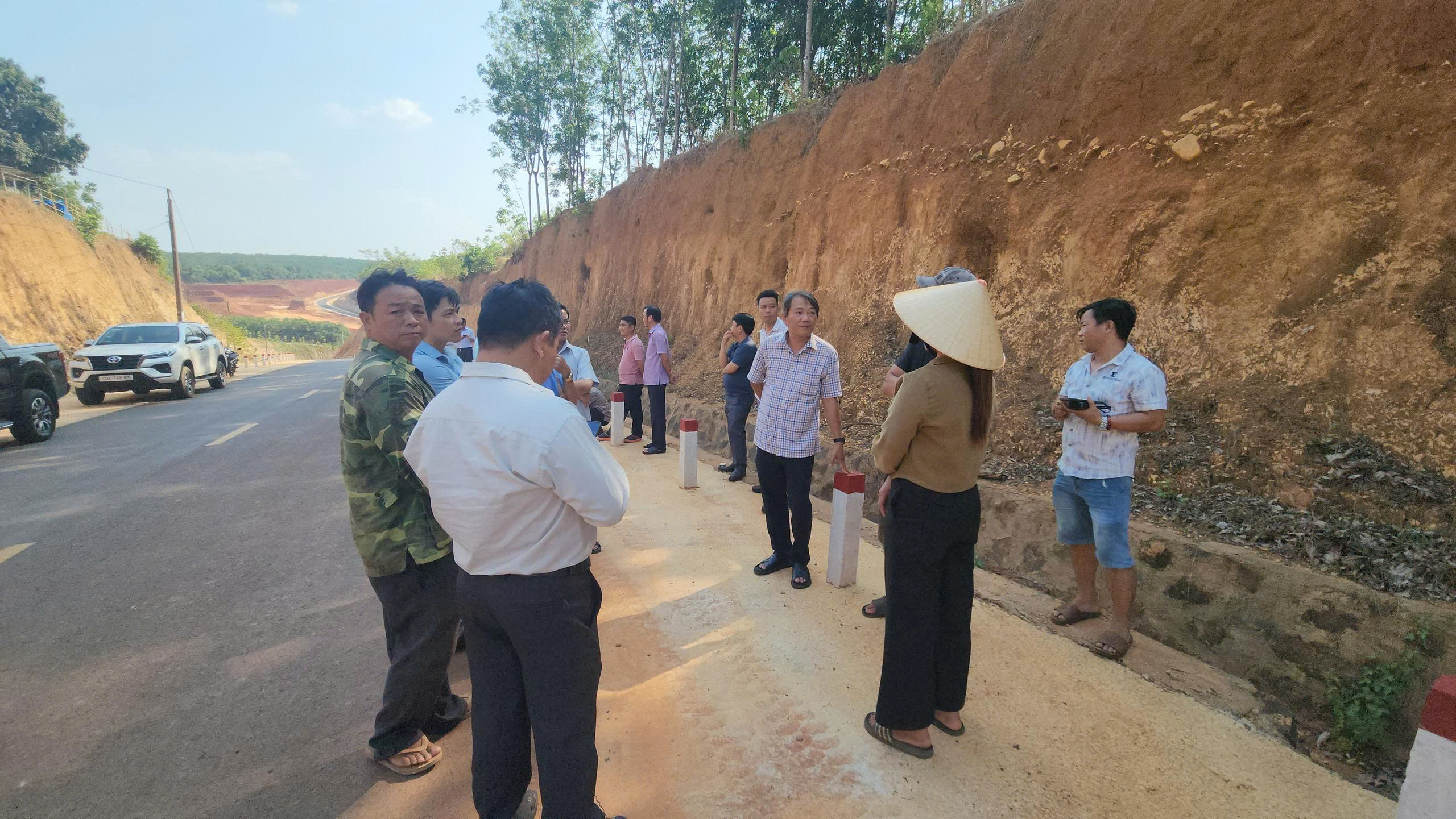 Kiểm tra thực tế vụ 'nhà dân chênh vênh bên mép vực sâu' - Ảnh 2.