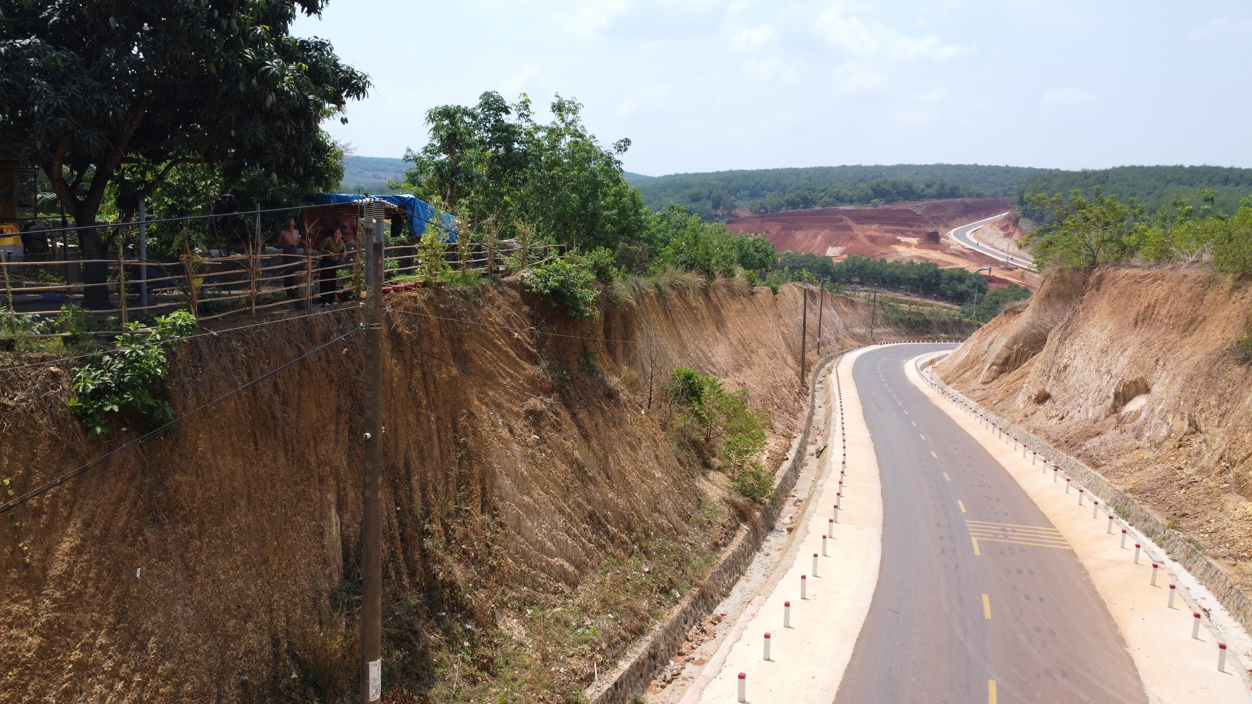 Kiểm tra thực tế vụ 'nhà dân chênh vênh bên mép vực sâu' - Ảnh 4.