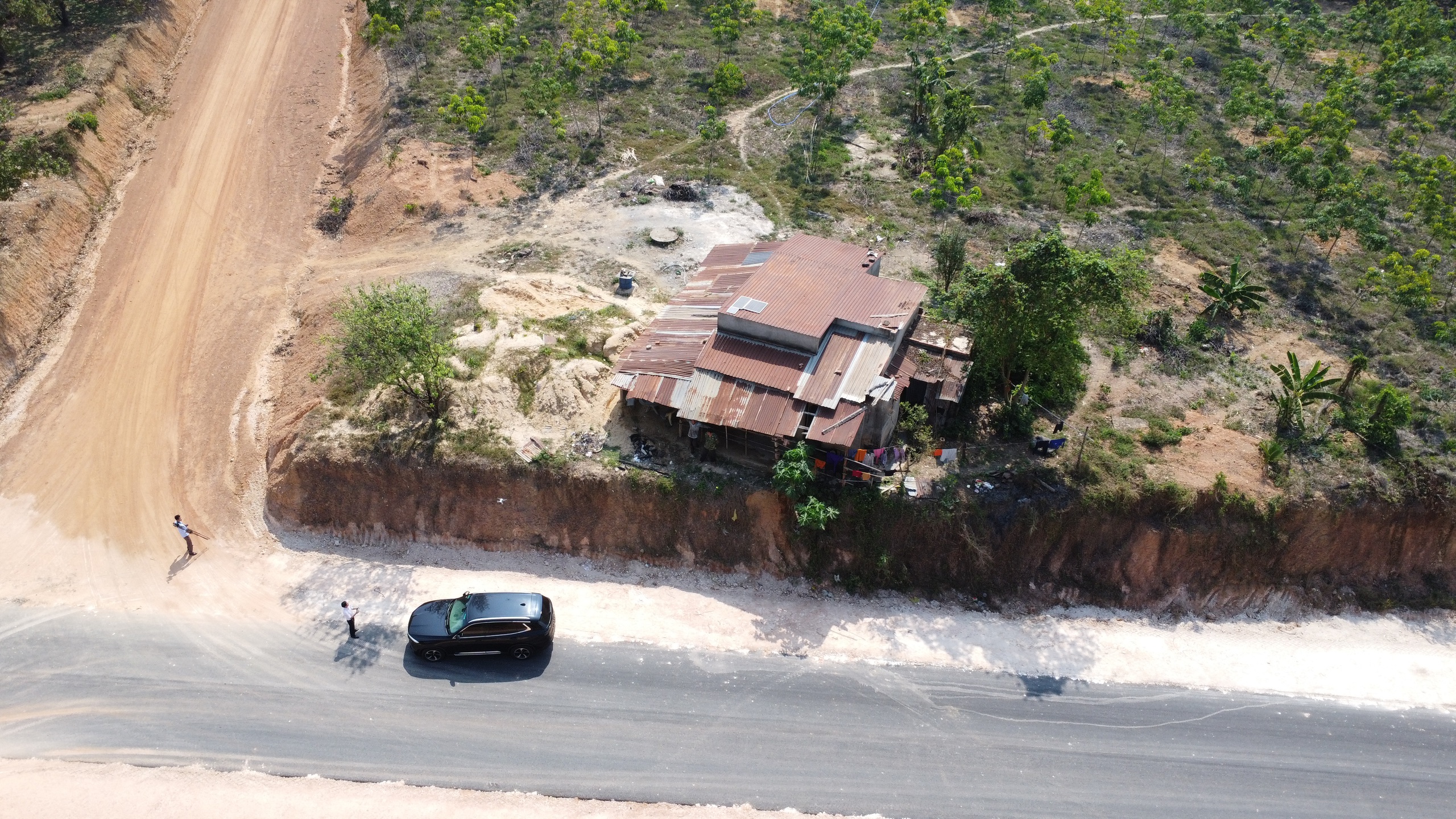 Kiểm tra thực tế vụ 'nhà dân chênh vênh bên mép vực sâu' - Ảnh 3.