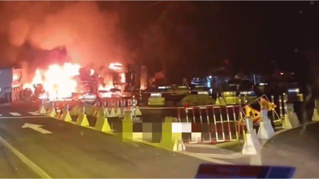 Hai xe bốc ch&aacute;y dữ dội sau va chạm rạng s&aacute;ng ở TP.HCM - Ảnh 1.