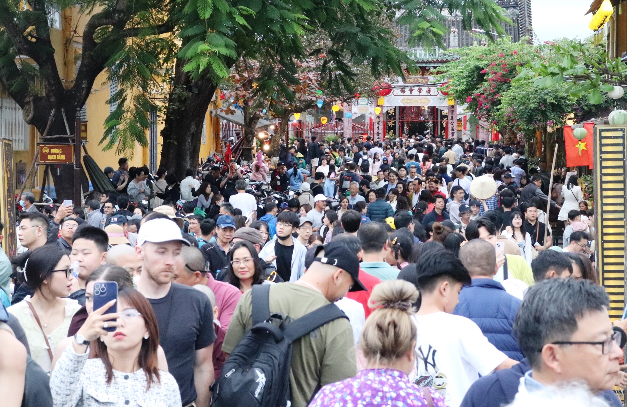 Đà Nẵng ra 'lệnh' siết chất lượng dịch vụ du lịch, xử nghiêm chèo kéo khách- Ảnh 1.