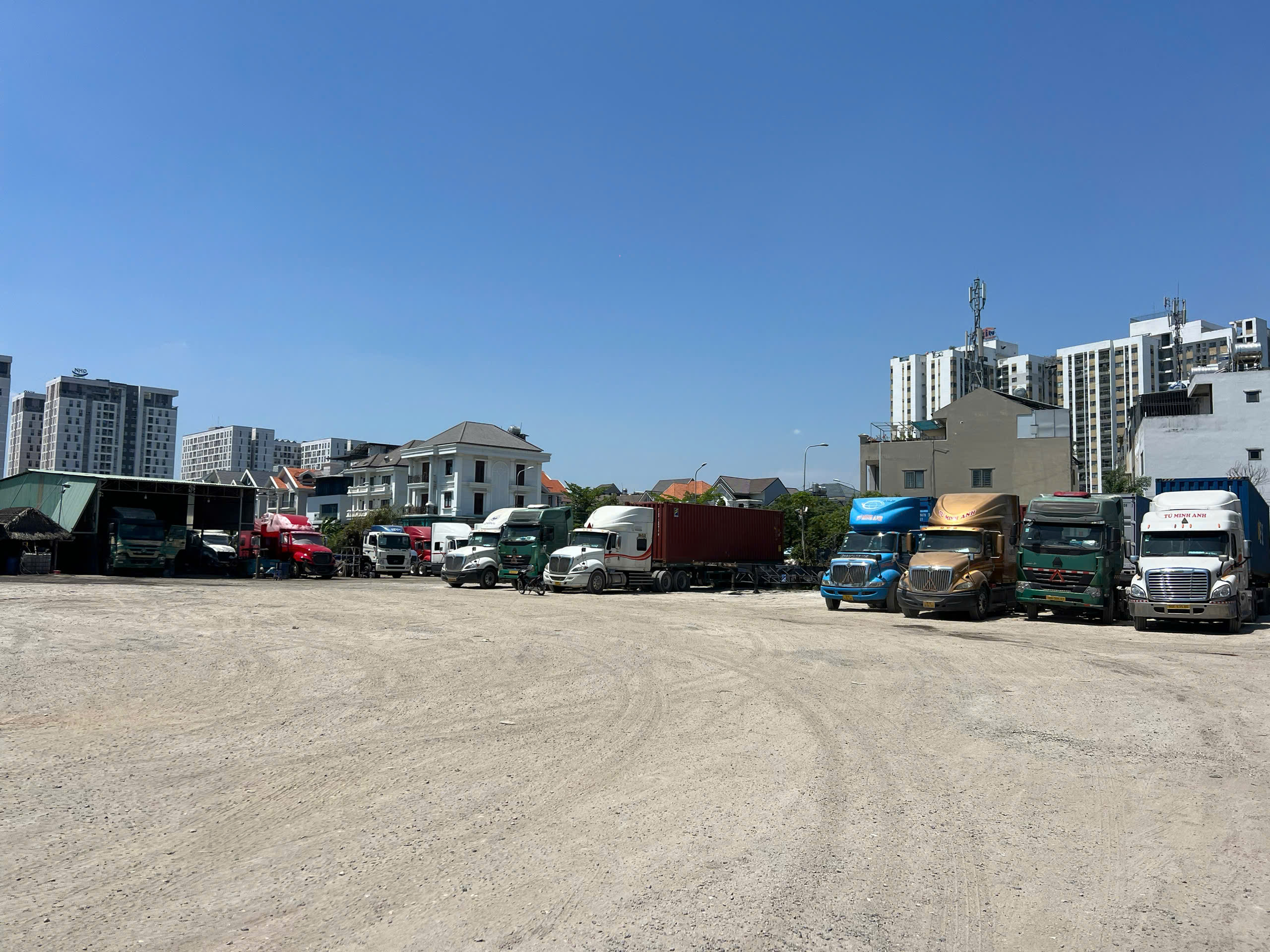 Xử phạt bãi xe đường Võ Chí Công: Buộc tháo dỡ, không cấp điểm kinh doanh - Ảnh 4.