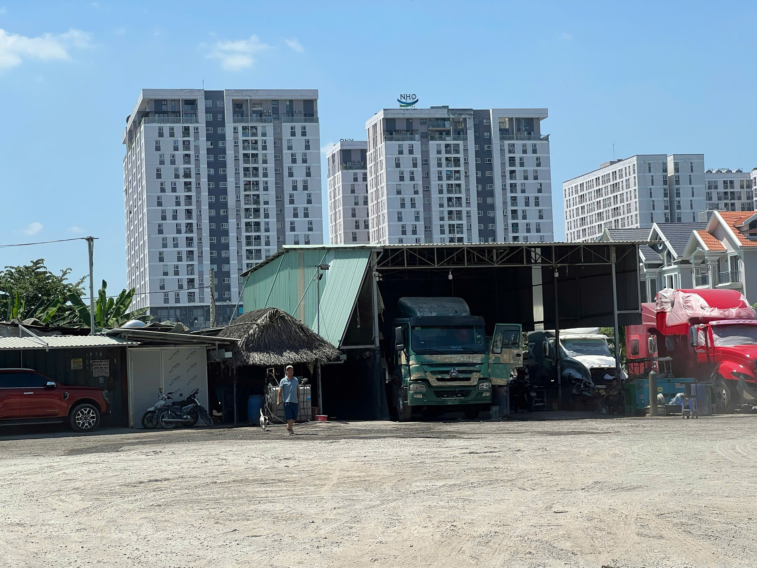 Xử phạt bãi xe đường Võ Chí Công: Buộc tháo dỡ, không cấp điểm kinh doanh - Ảnh 3.