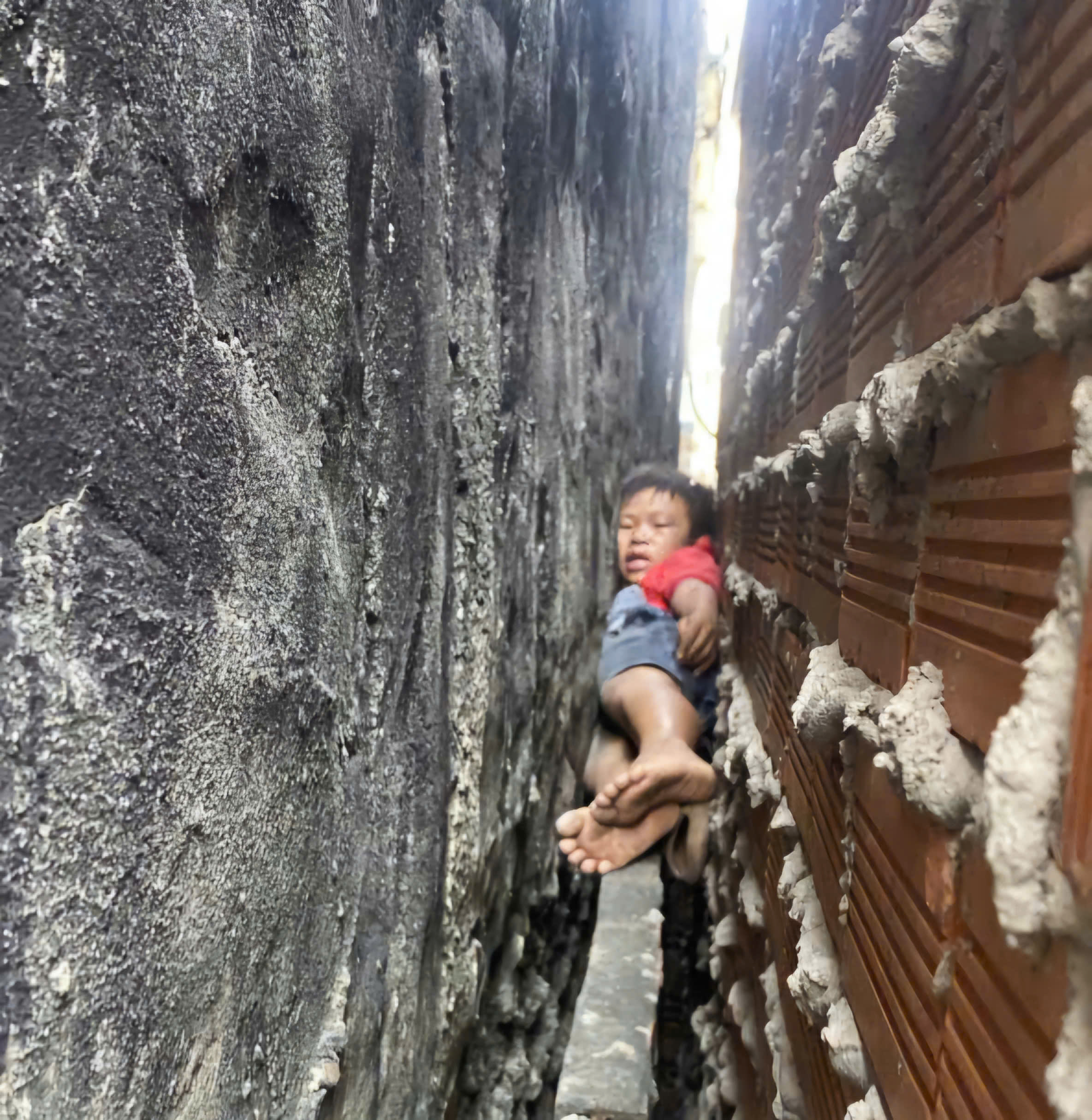 TP.HCM: Cảnh sát PCCC giải cứu an toàn bé trai kẹt giữa hai bức tường hẹp - Ảnh 2. TP.HCM: Cảnh sát PCCC giải cứu an toàn bé trai kẹt giữa hai bức tường hẹp - Ảnh 2.