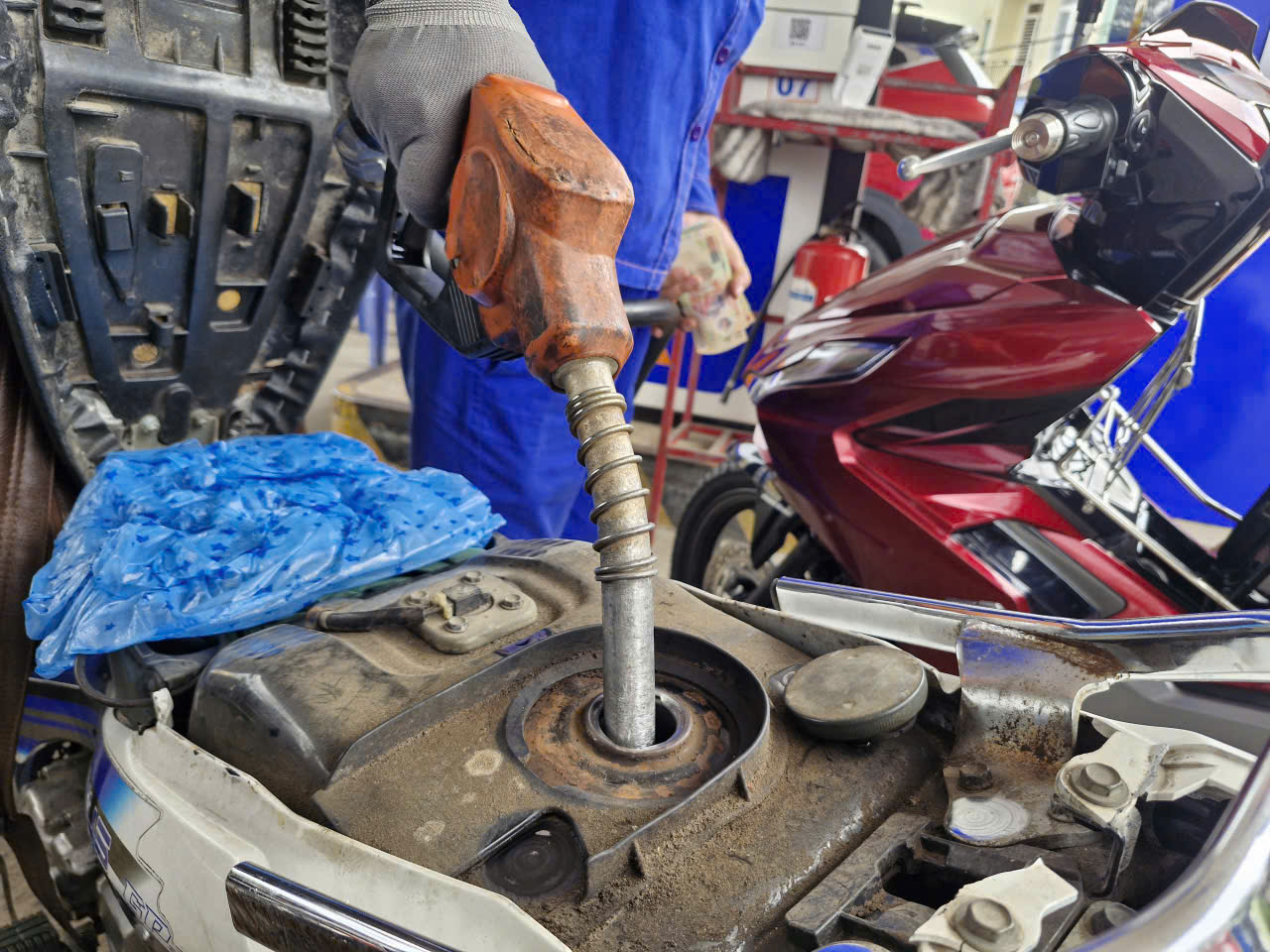 Đà Nẵng đề nghị siết chặt cửa khẩu, ngăn xăng dầu 'chảy' lậu ra nước ngoài- Ảnh 1.