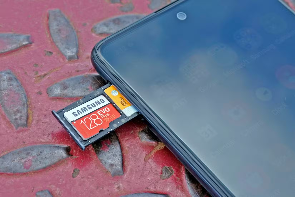 Khe microSD biến mất khỏi smartphone từ lúc nào? - Ảnh 1.