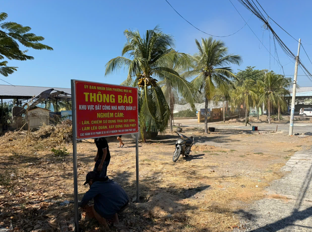 Phường Mũi Né tổ chức cưỡng chế lấy lại đất bị lấn chiếm nhiều năm nay - Ảnh 4.