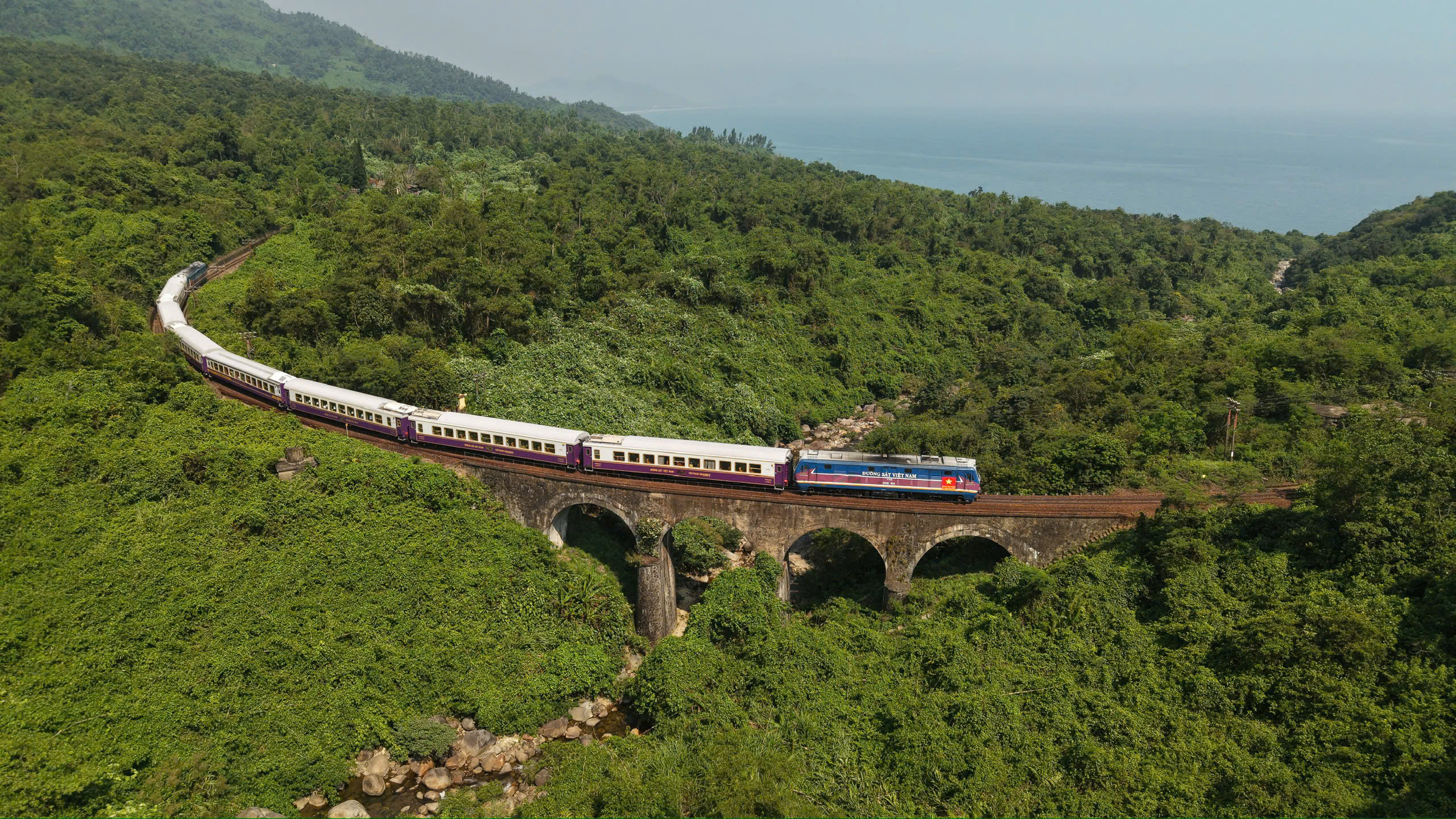 Chuyến t&agrave;u di sản miền Trung c&oacute; g&igrave; sau khi được 'thay &aacute;o' mới? - Ảnh 6.