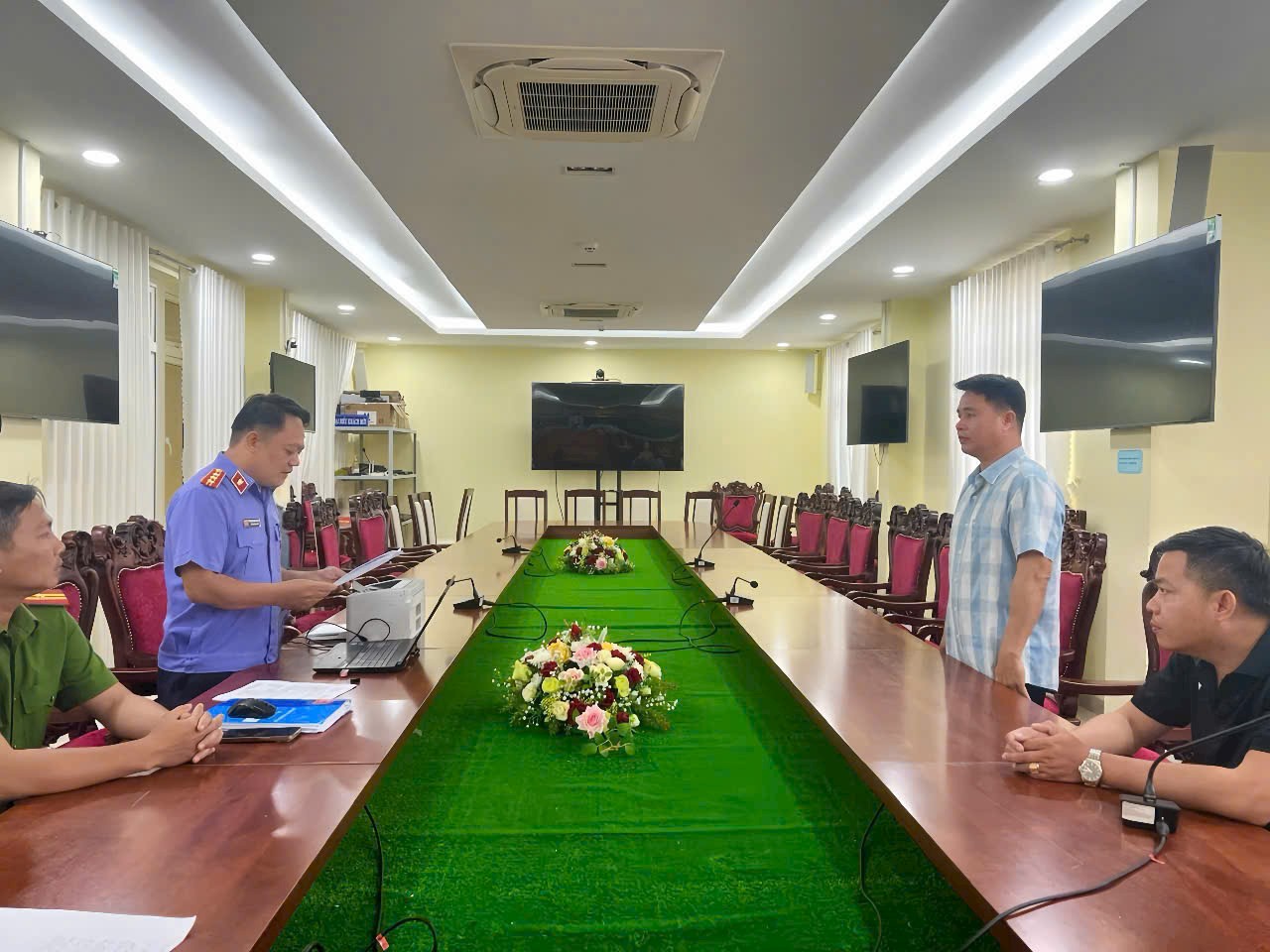 Tước danh hiệu CAND 2 Công an liên quan vụ nữ sinh Vĩnh Long tử vong - Ảnh 1.