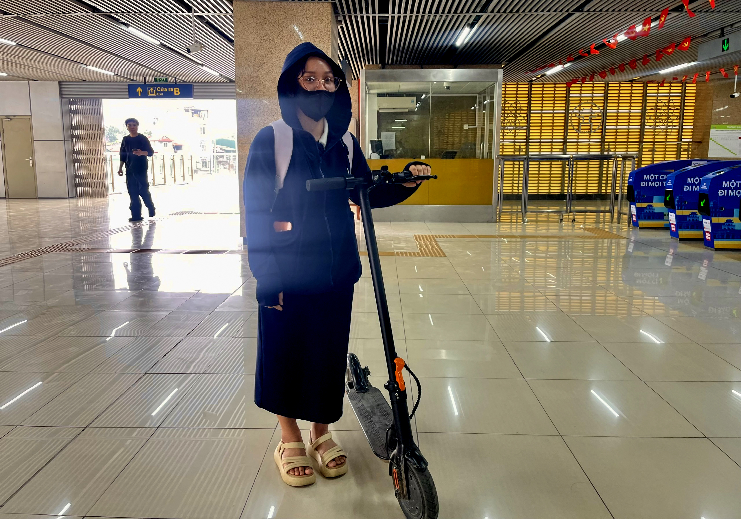 Đi tàu điện trên cao, dân công sở tiết kiệm tiền triệu giữa 'bão' giá xăng- Ảnh 2. Đi tàu điện trên cao, dân công sở tiết kiệm tiền triệu giữa 'bão' giá xăng- Ảnh 2.