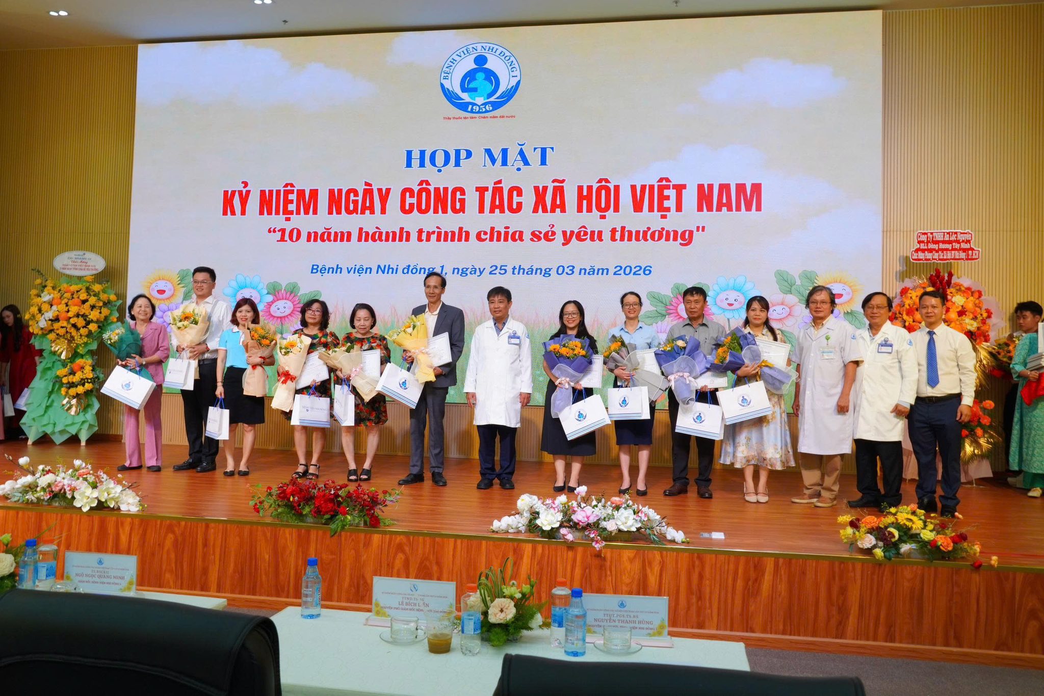 Cứu sống bé 10 tuổi u não 'chờ chết' và 10 năm hành trình chia sẻ yêu thương- Ảnh 1. Cứu sống bé 10 tuổi u não 'chờ chết' và 10 năm hành trình chia sẻ yêu thương- Ảnh 1.