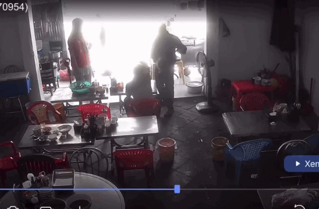 TP.HCM: Ngồi ăn trong qu&aacute;n cơm, nam thanh ni&ecirc;n bị h&agrave;nh hung bằng n&oacute;n bảo hiểm - Ảnh 1.