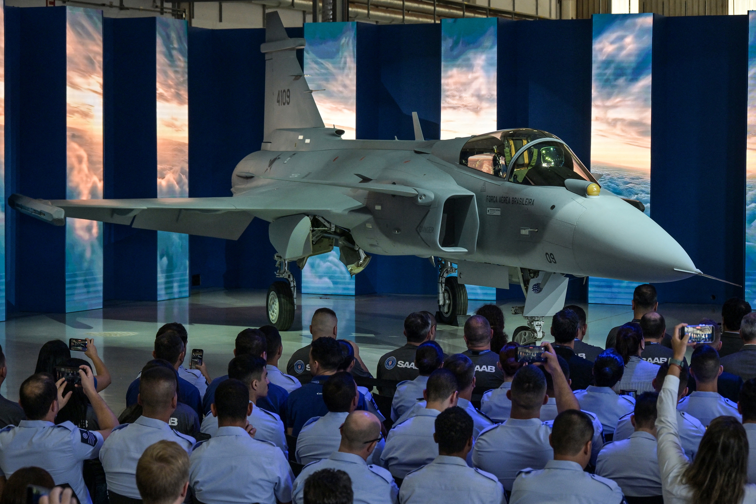 Brazil ra mắt chiến đấu cơ siêu thanh nội địa đầu tiên - Ảnh 1.