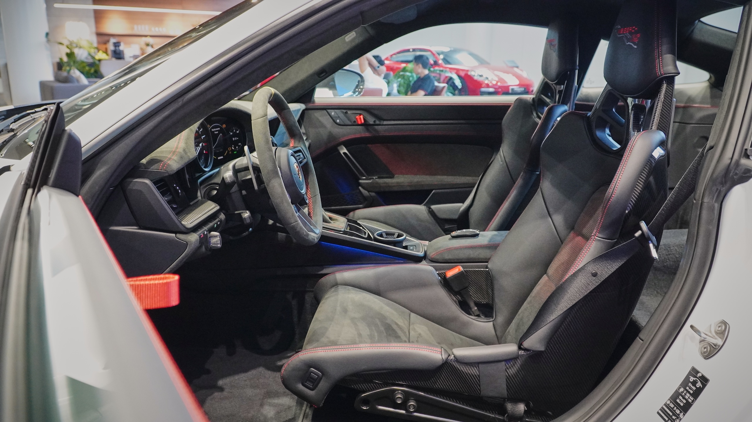 Đắt hơn 4,07 tỉ so với bản thường, Porsche 911 GT3 RS Weissach c&oacute; g&igrave; đặc biệt? - Ảnh 9.