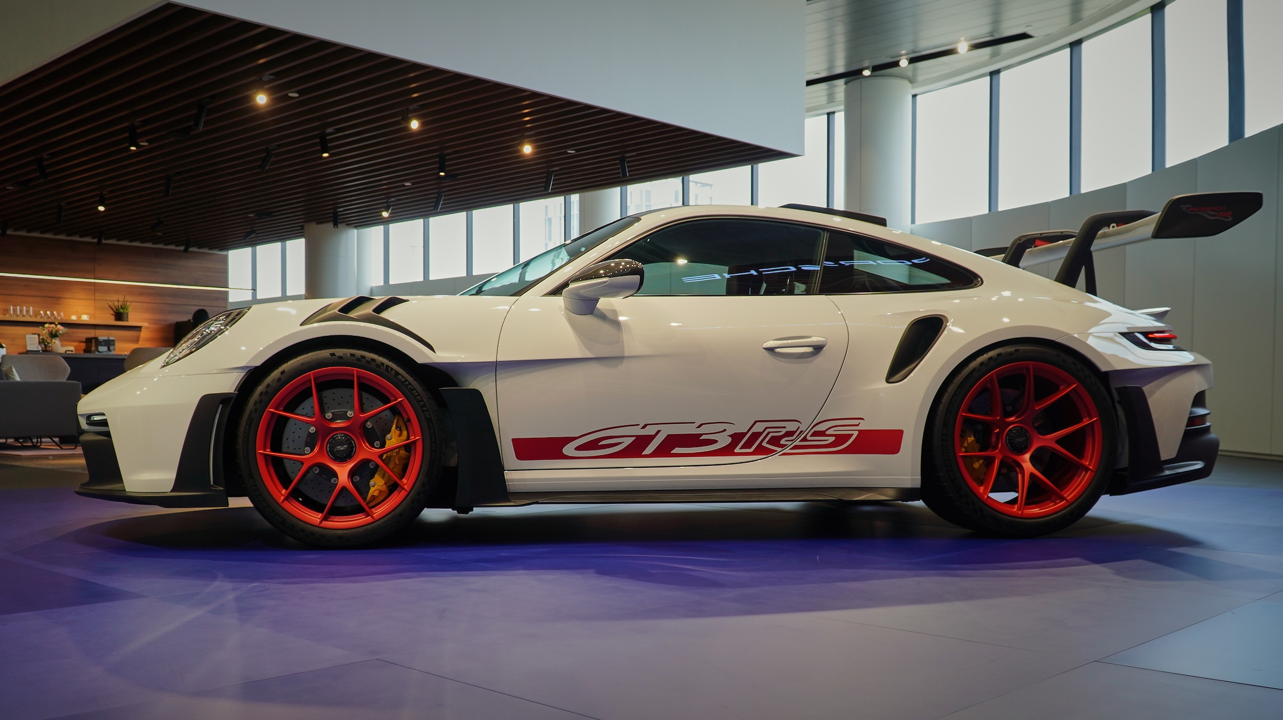 Đắt hơn 4,07 tỉ so với bản thường, Porsche 911 GT3 RS Weissach c&oacute; g&igrave; đặc biệt? - Ảnh 4.