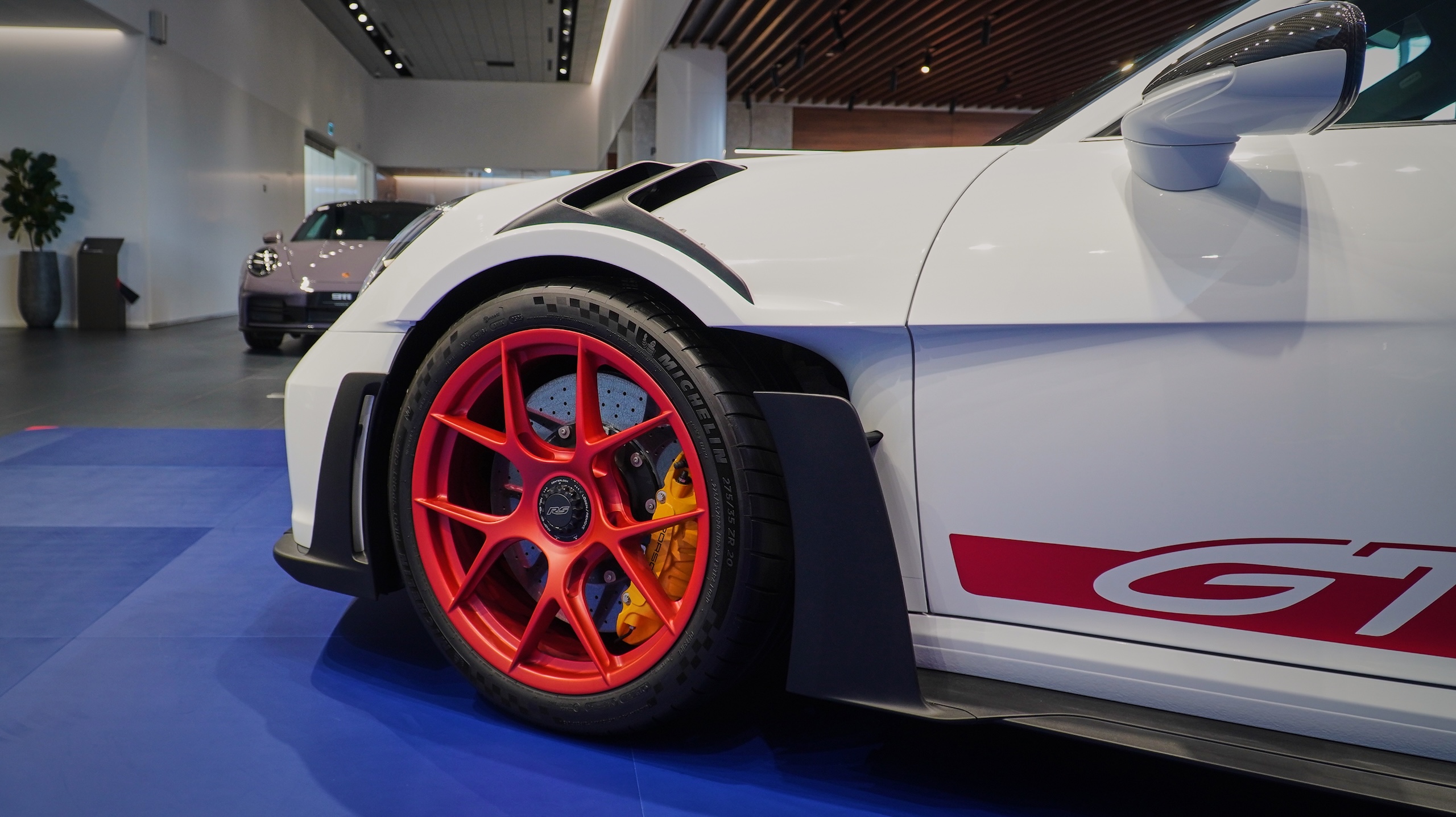 Đắt hơn 4,07 tỉ so với bản thường, Porsche 911 GT3 RS Weissach c&oacute; g&igrave; đặc biệt? - Ảnh 6.