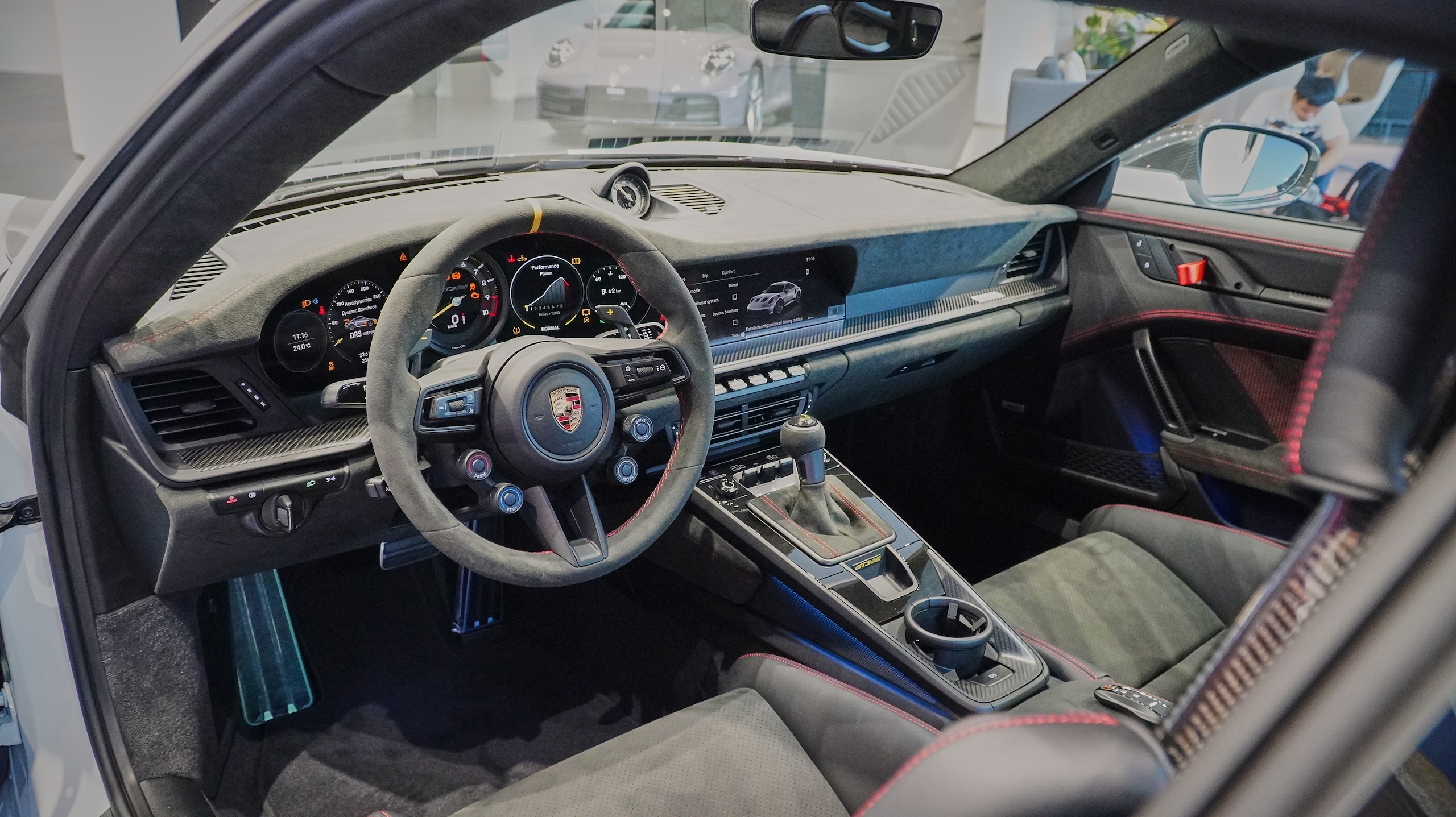 Đắt hơn 4,07 tỉ so với bản thường, Porsche 911 GT3 RS Weissach c&oacute; g&igrave; đặc biệt? - Ảnh 8.