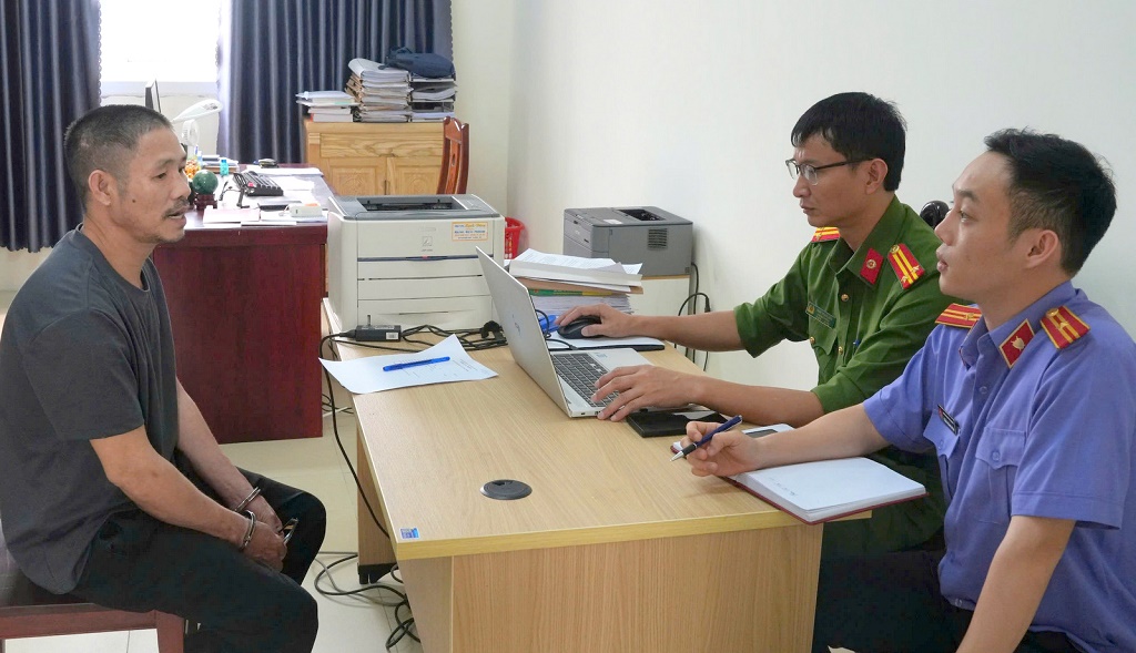 Nồng độ cồn gây ra bạo lực: Người đàn ông Nghệ An Dùng búa tấn công CSGT - Ảnh 1.