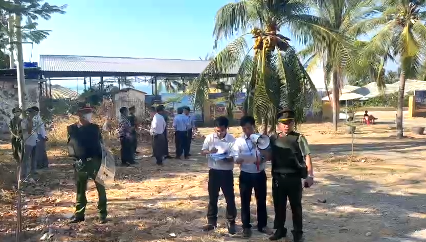 Phường Mũi Né tổ chức cưỡng chế lấy lại đất bị lấn chiếm nhiều năm nay - Ảnh 1.
