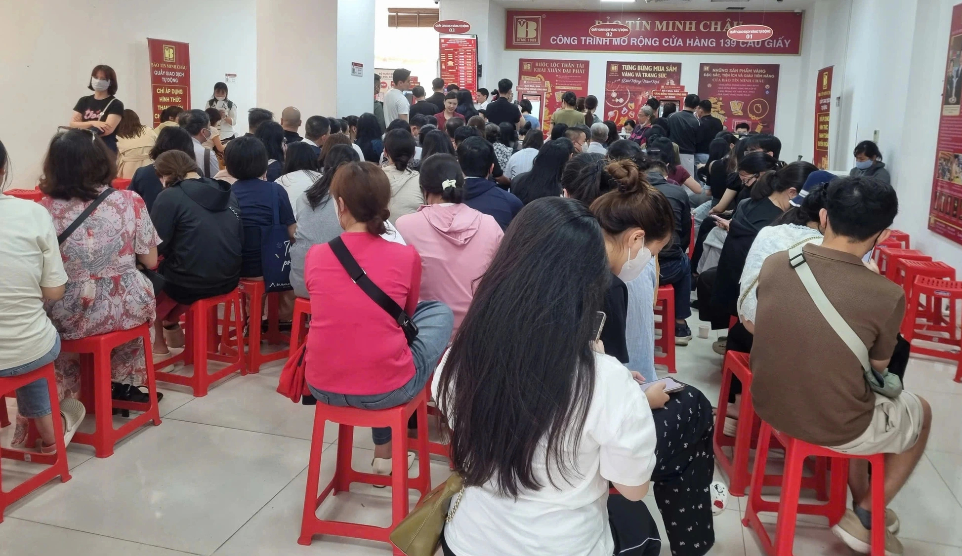 Giá vàng Bảo Tín Minh Châu giảm mạnh, mỗi khách được mua tối đa 2 chỉ- Ảnh 1.