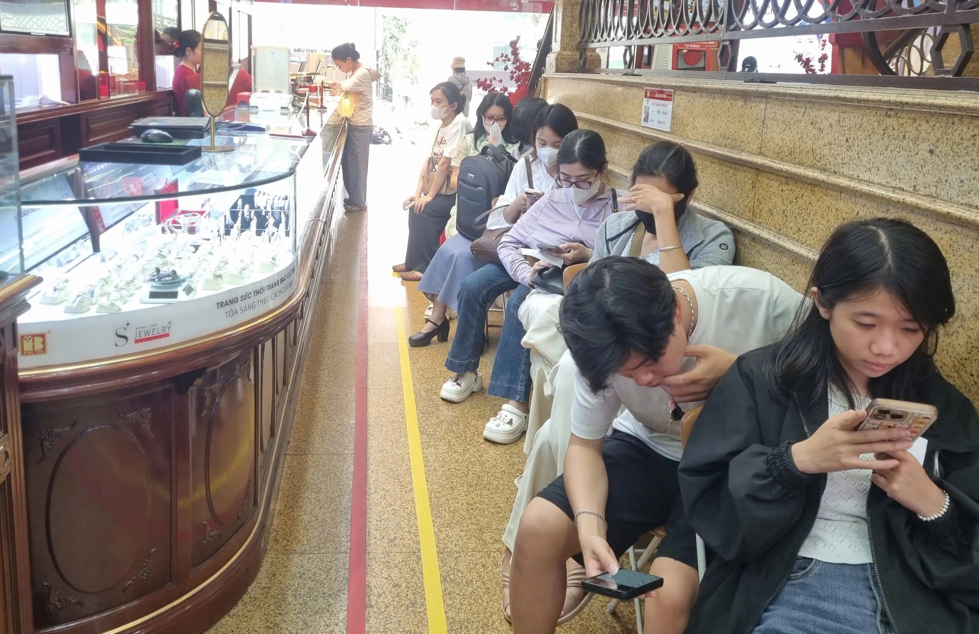 Giá vàng Bảo Tín Minh Châu giảm mạnh, mỗi khách được mua tối đa 2 chỉ- Ảnh 2.