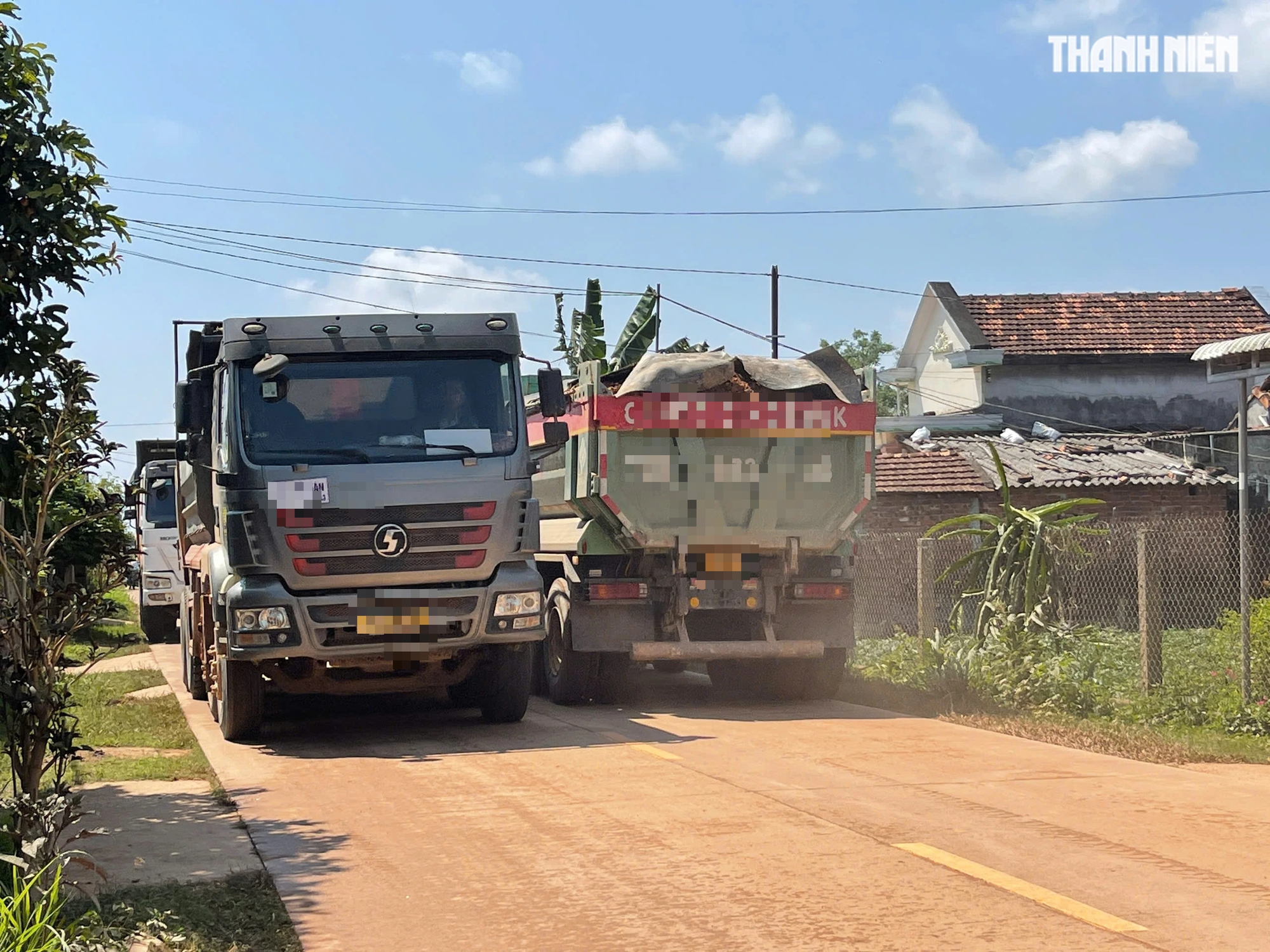 CSGT Quảng Ngãi kiểm tra tải trọng xe tải chở đất sau phản ánh của Báo Thanh Niên- Ảnh 5.