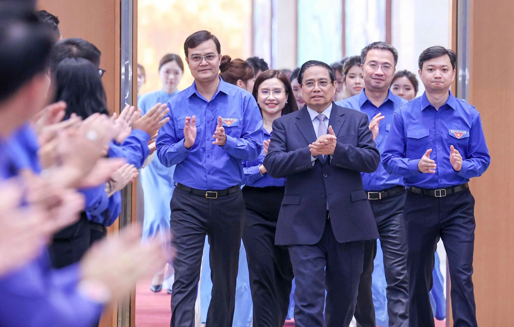 Thủ tướng Phạm Minh Ch&iacute;nh k&ecirc;u gọi thanh ni&ecirc;n vươn m&igrave;nh vượt qua giới hạn năm 2026 - Ảnh 1.